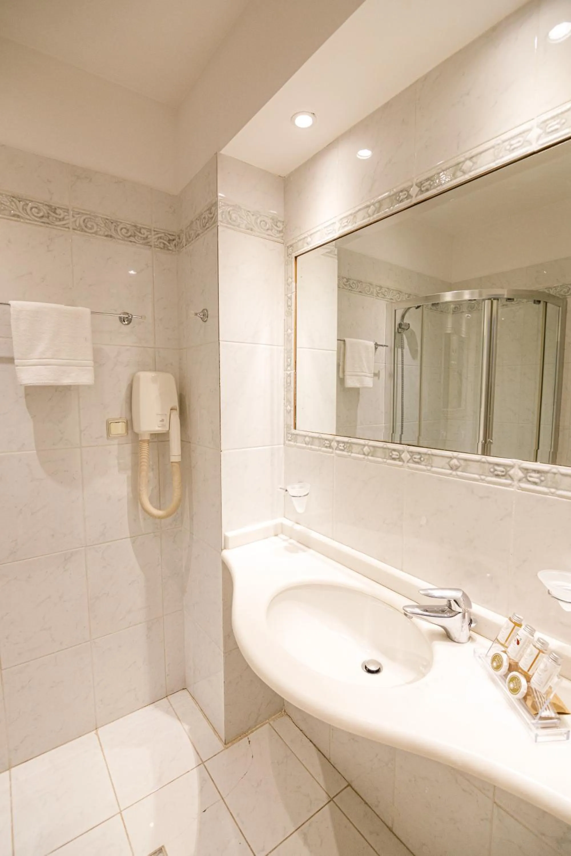 Bathroom in Palaiologos Luxury City Hotel