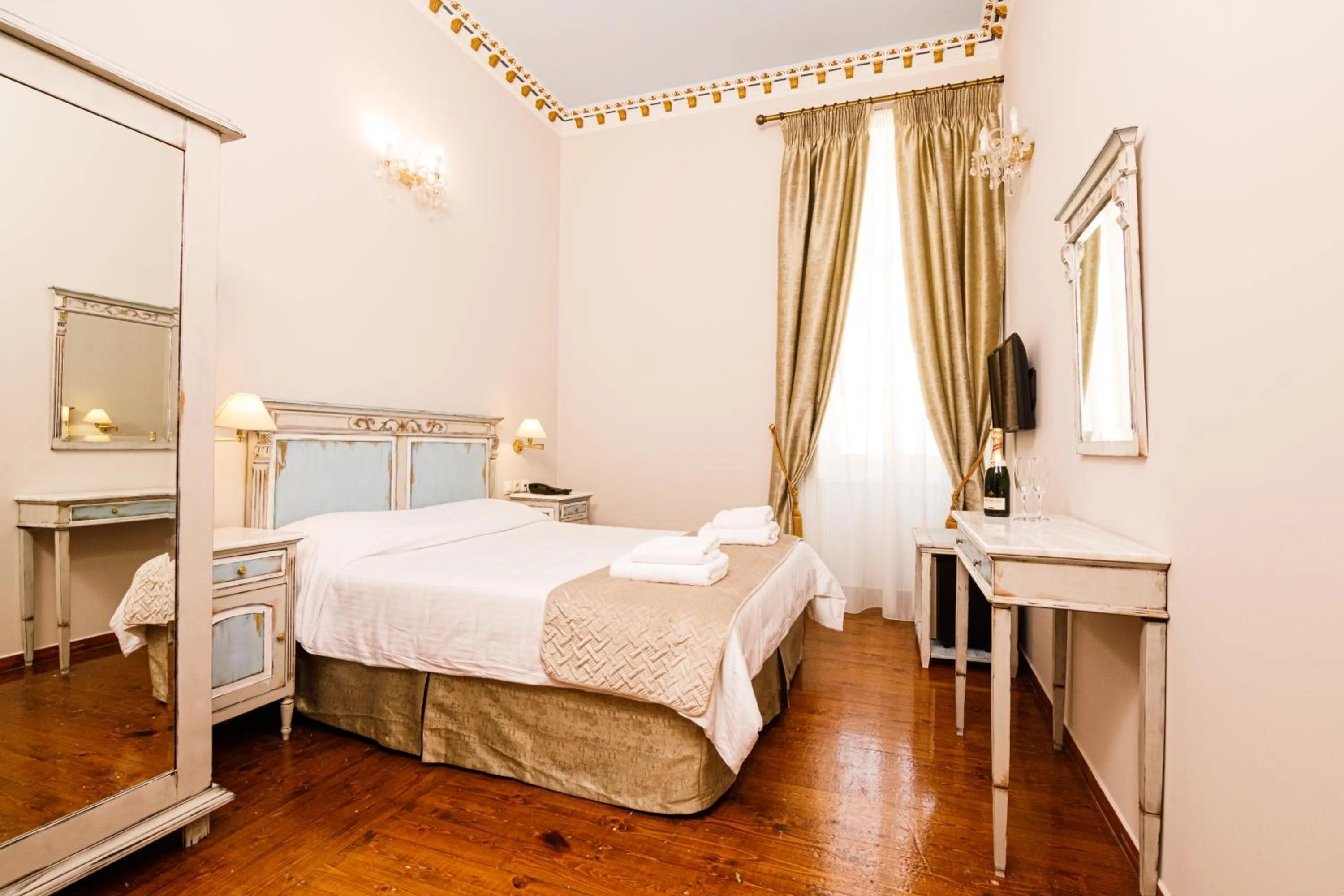 Bedroom, Bed in Palaiologos Luxury City Hotel