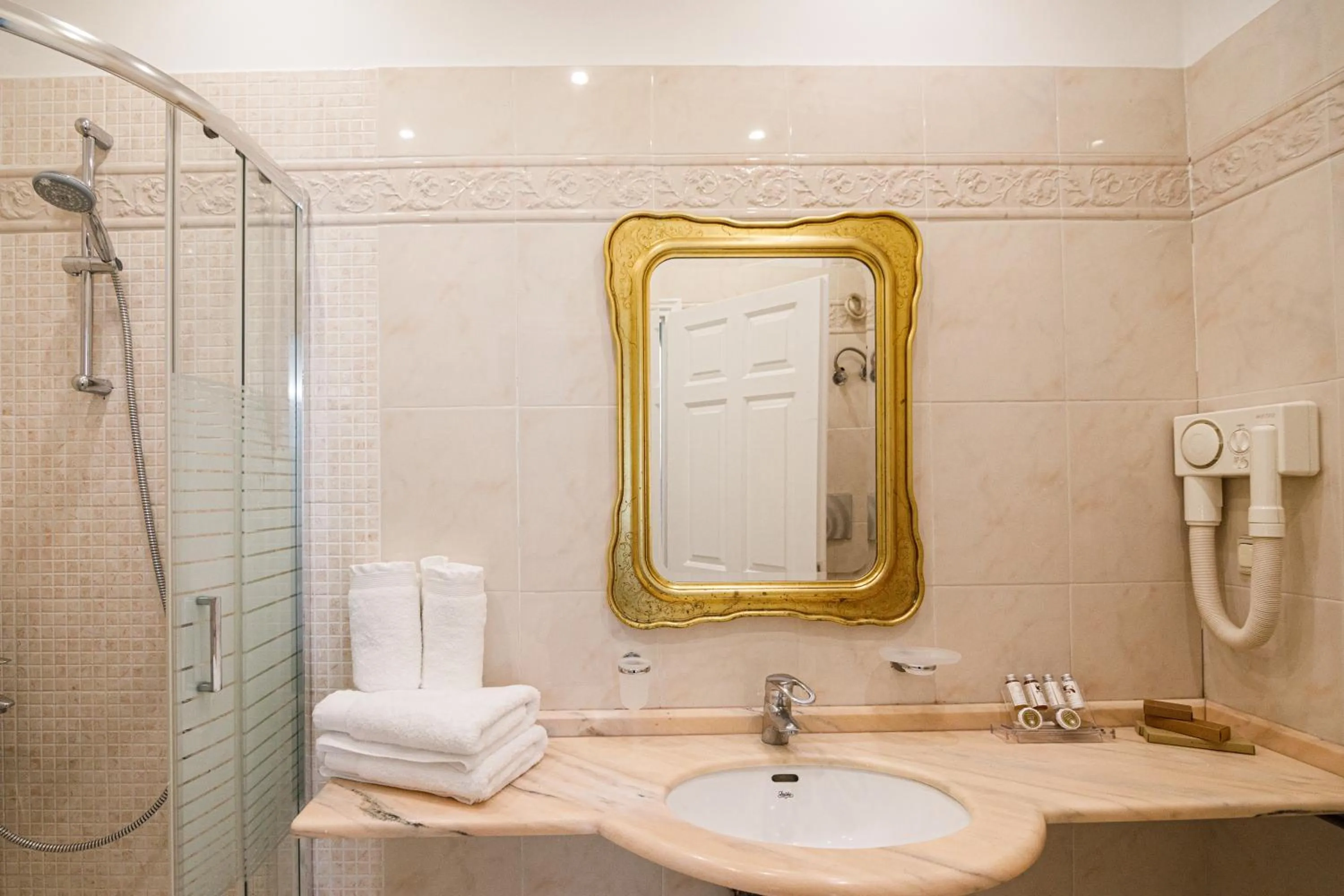 Bathroom in Palaiologos Luxury City Hotel