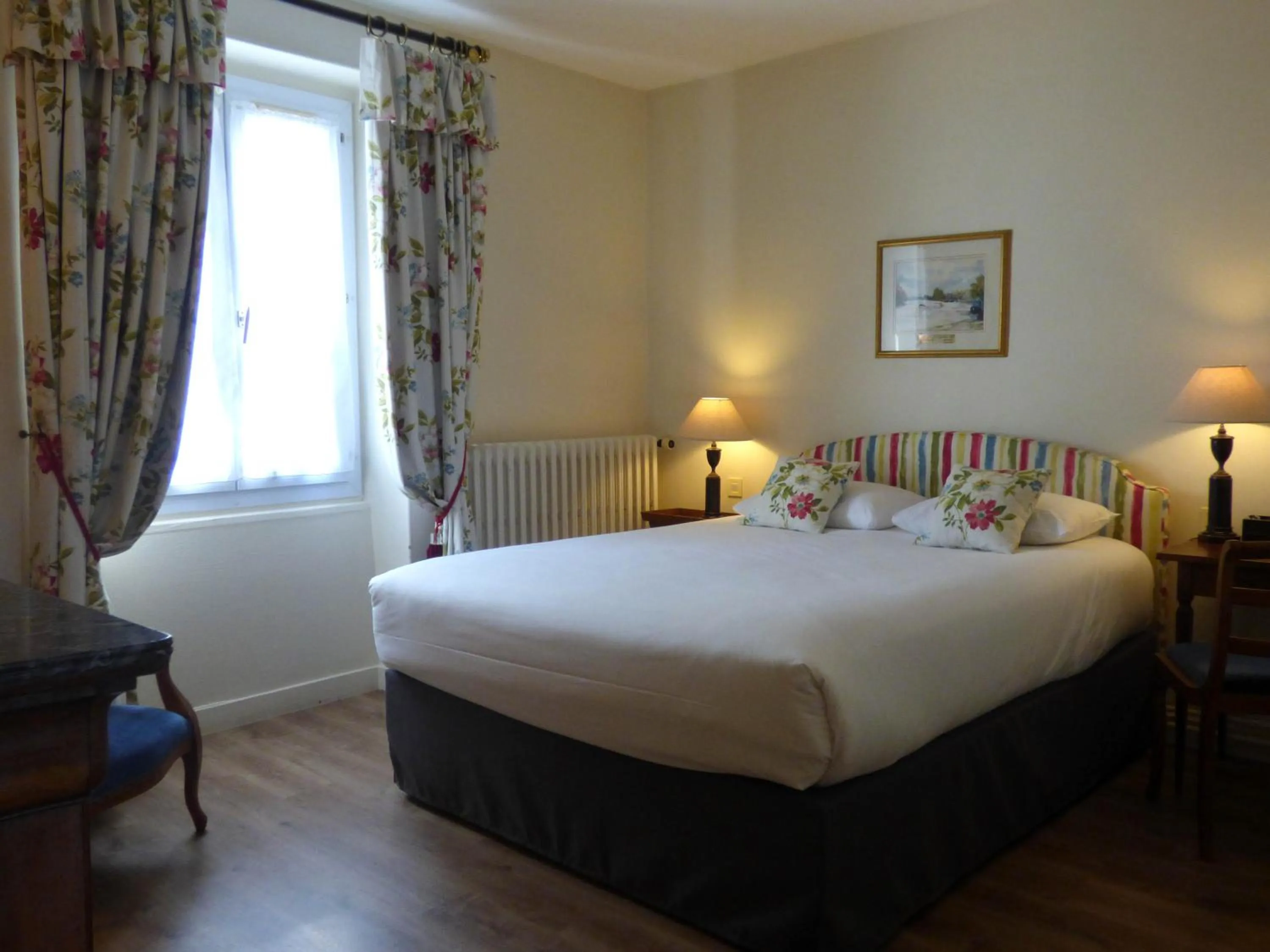 Property building, Bed in Hôtel La Tonnellerie