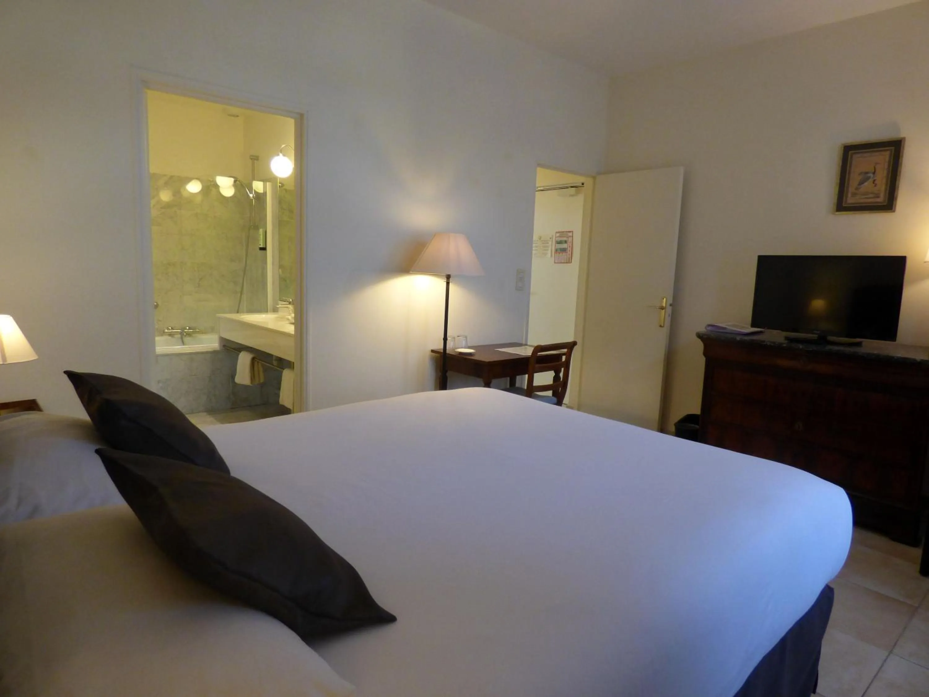 Property building, Bed in Hôtel La Tonnellerie