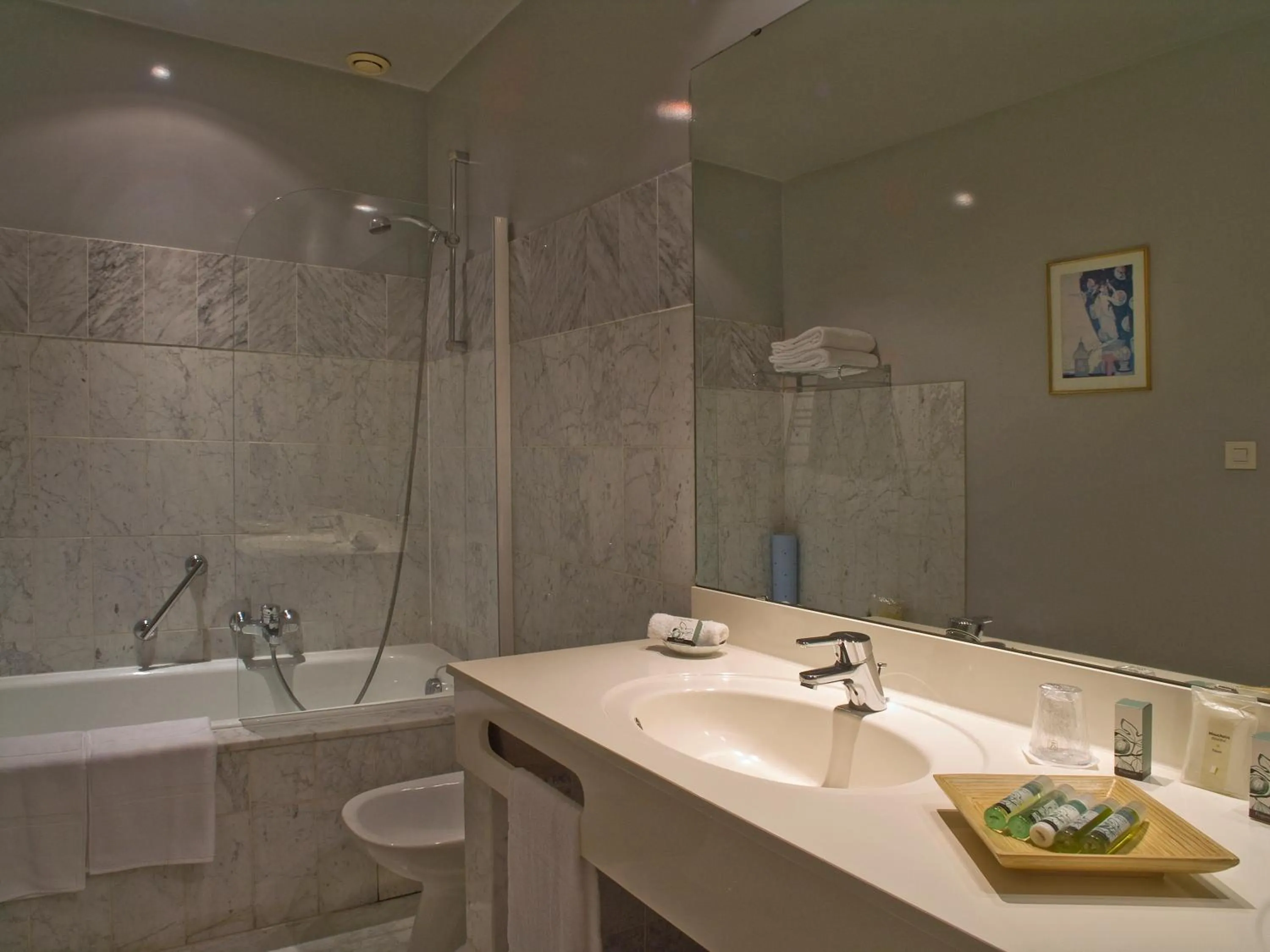 Bathroom in Hôtel La Tonnellerie