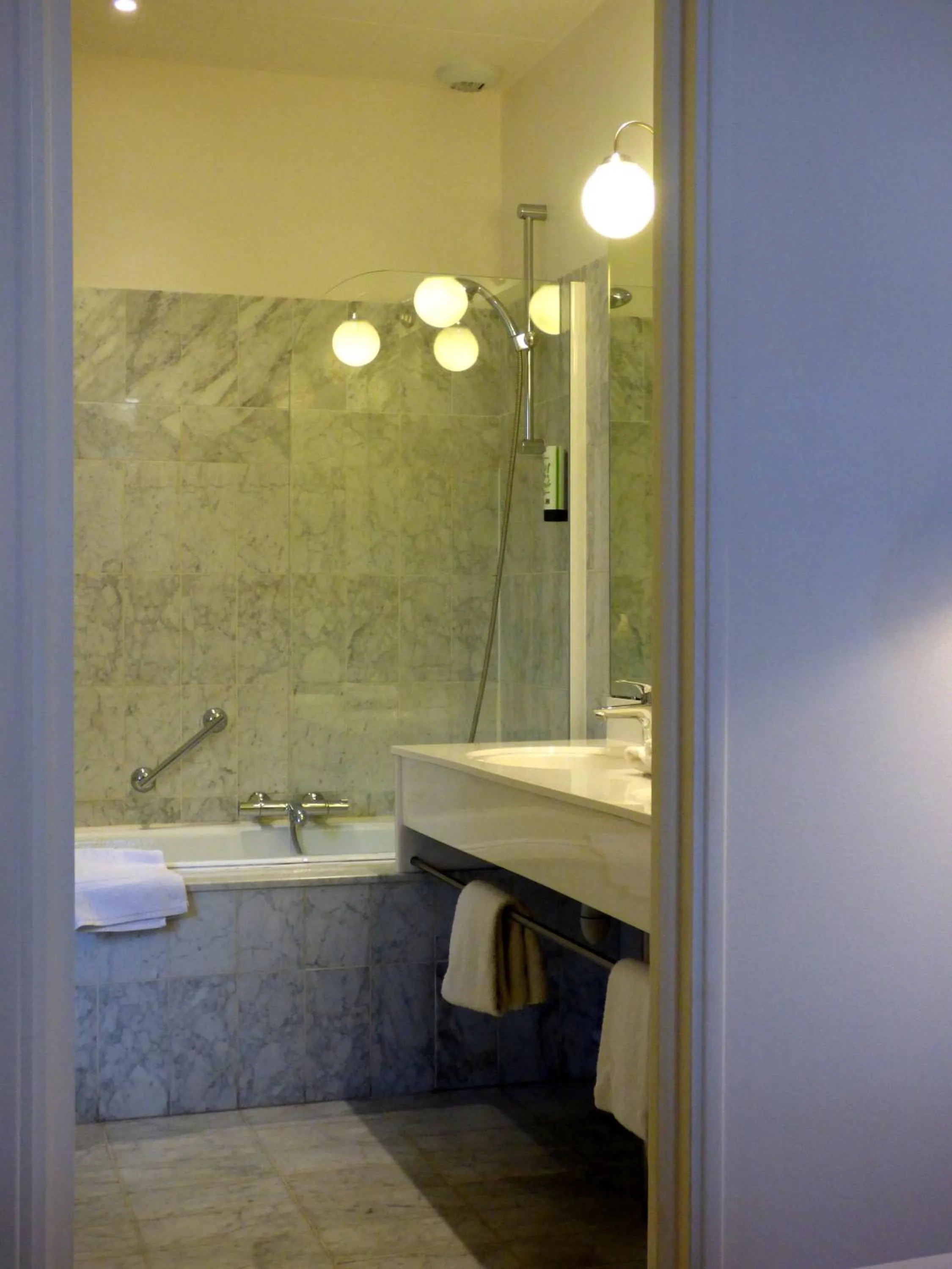 Shower in Hôtel La Tonnellerie