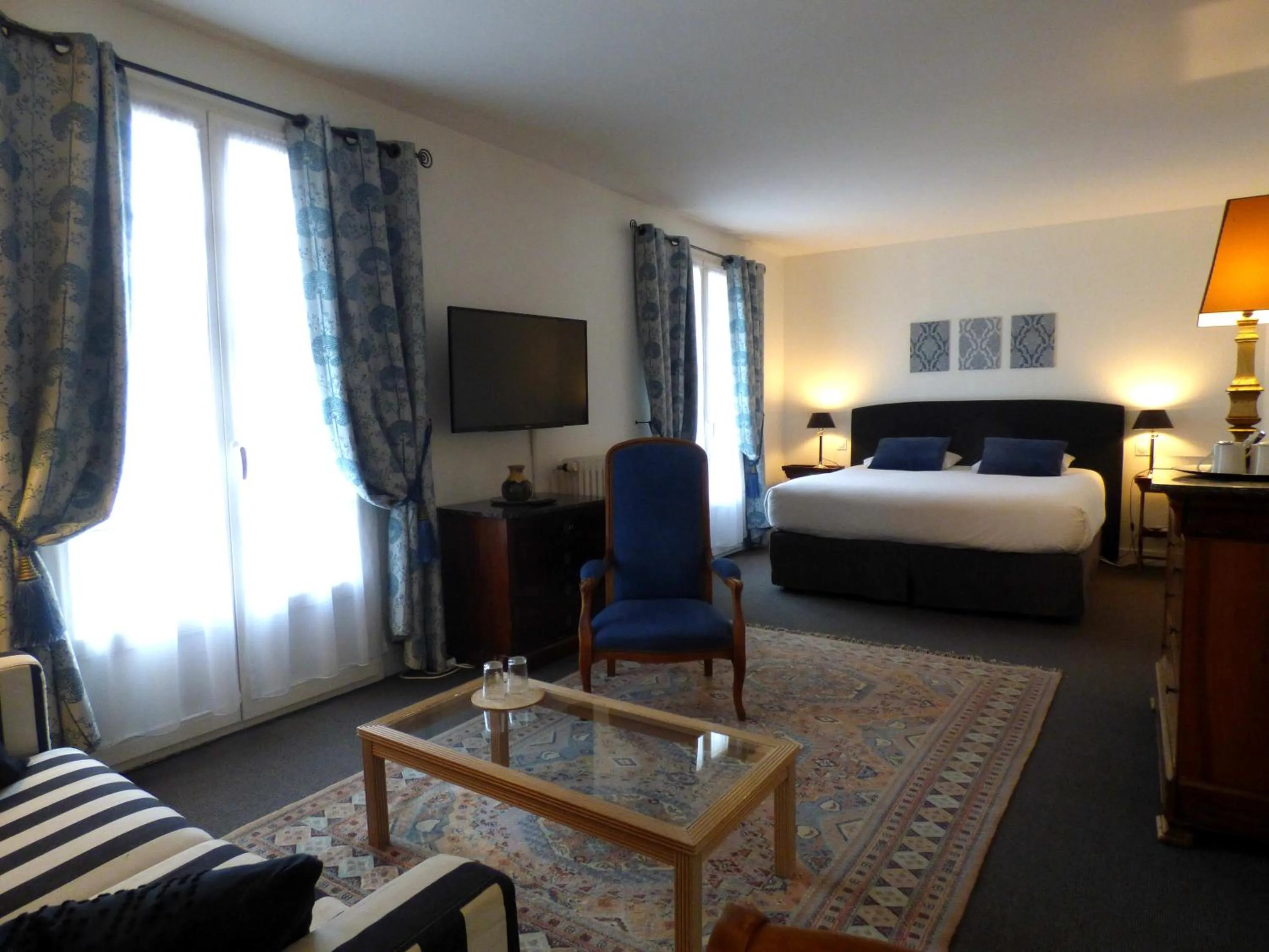 Property building, Bed in Hôtel La Tonnellerie