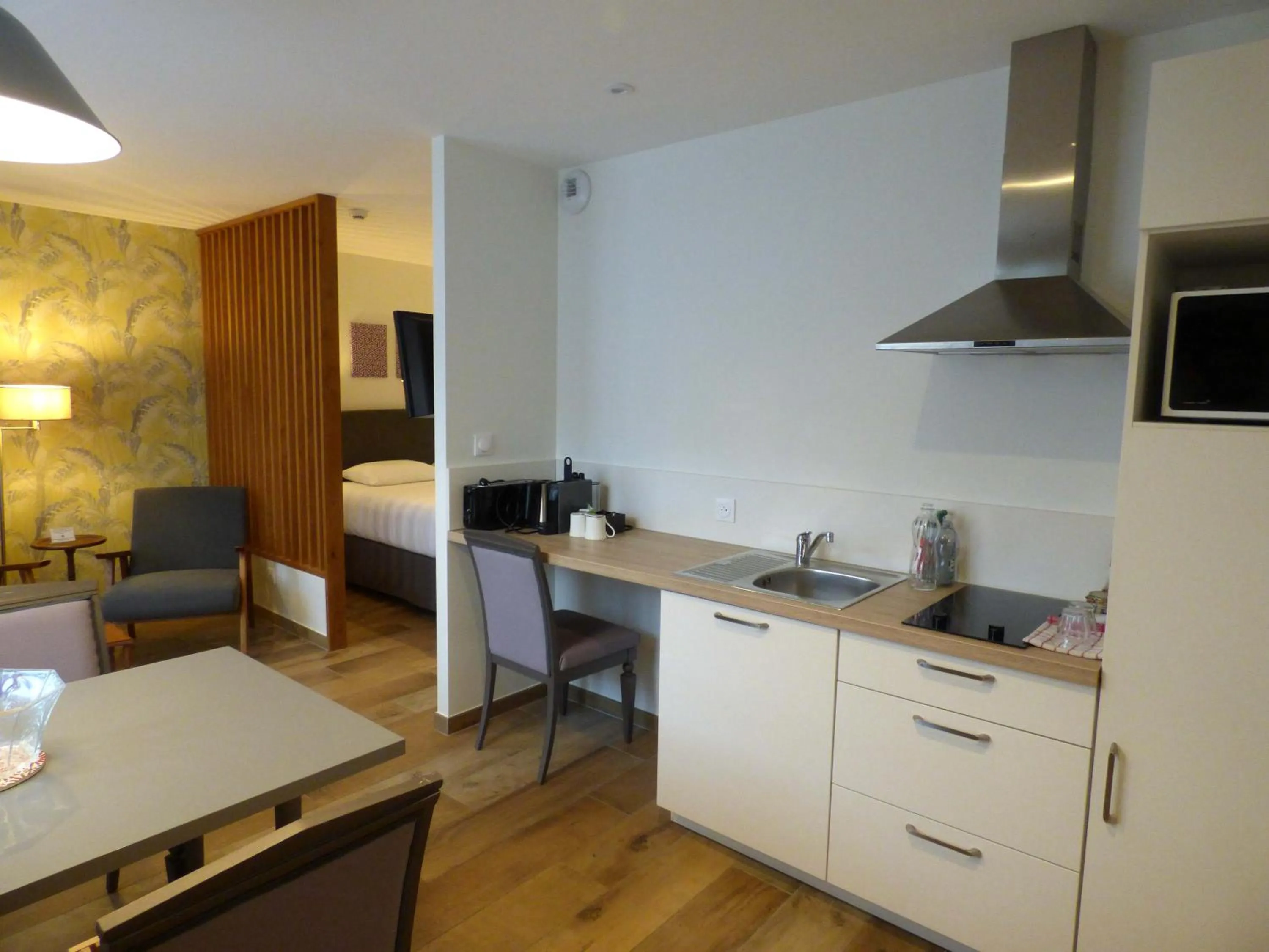 Kitchen or kitchenette in Hôtel La Tonnellerie