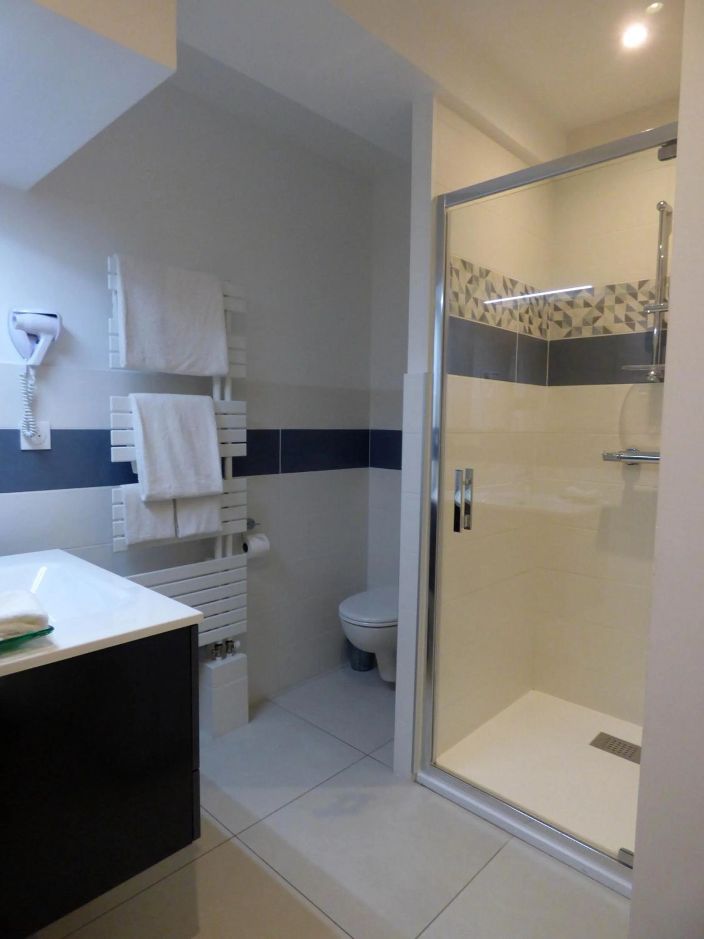 Shower in Hôtel La Tonnellerie