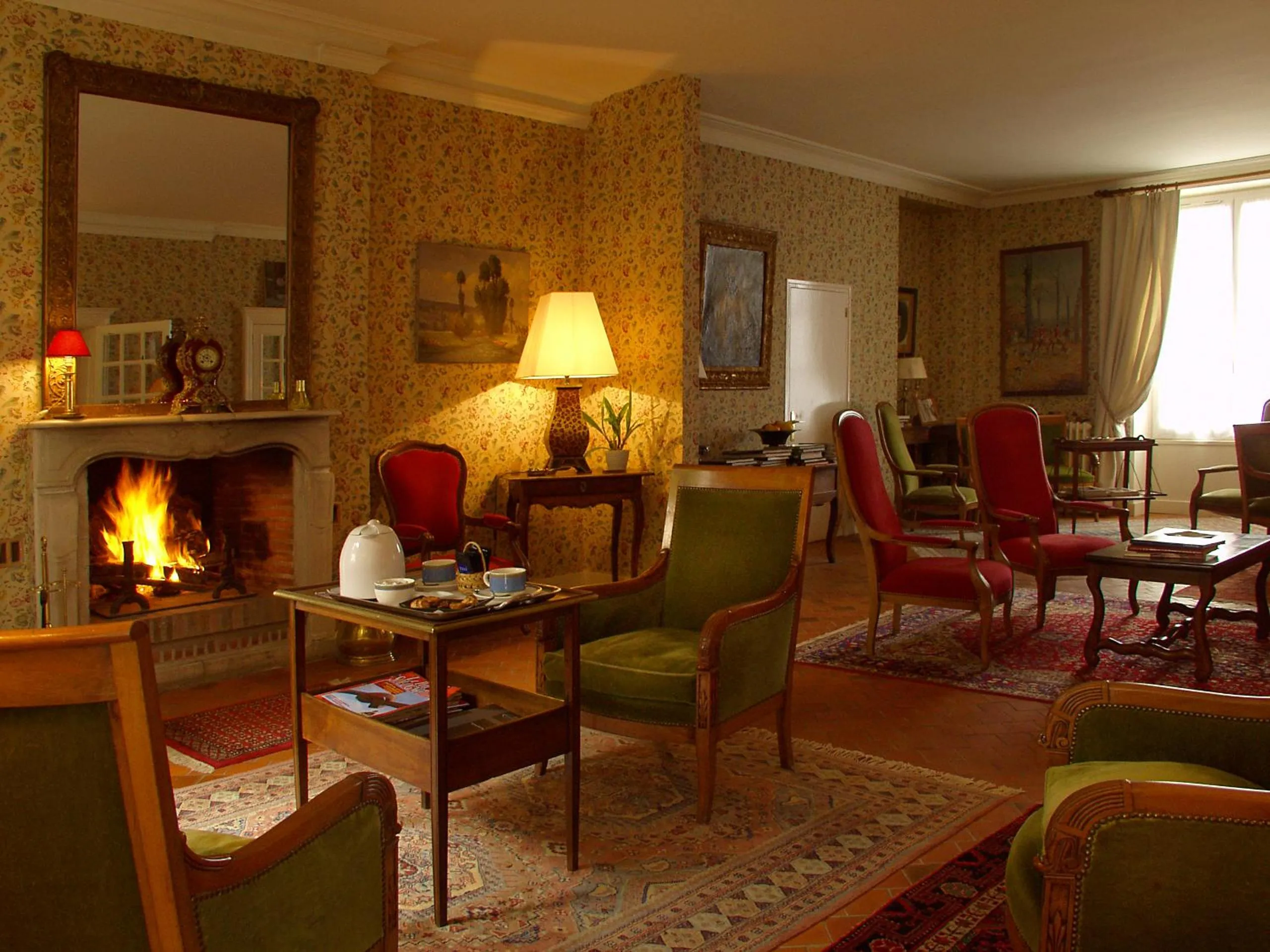 Communal lounge/ TV room in Hôtel La Tonnellerie