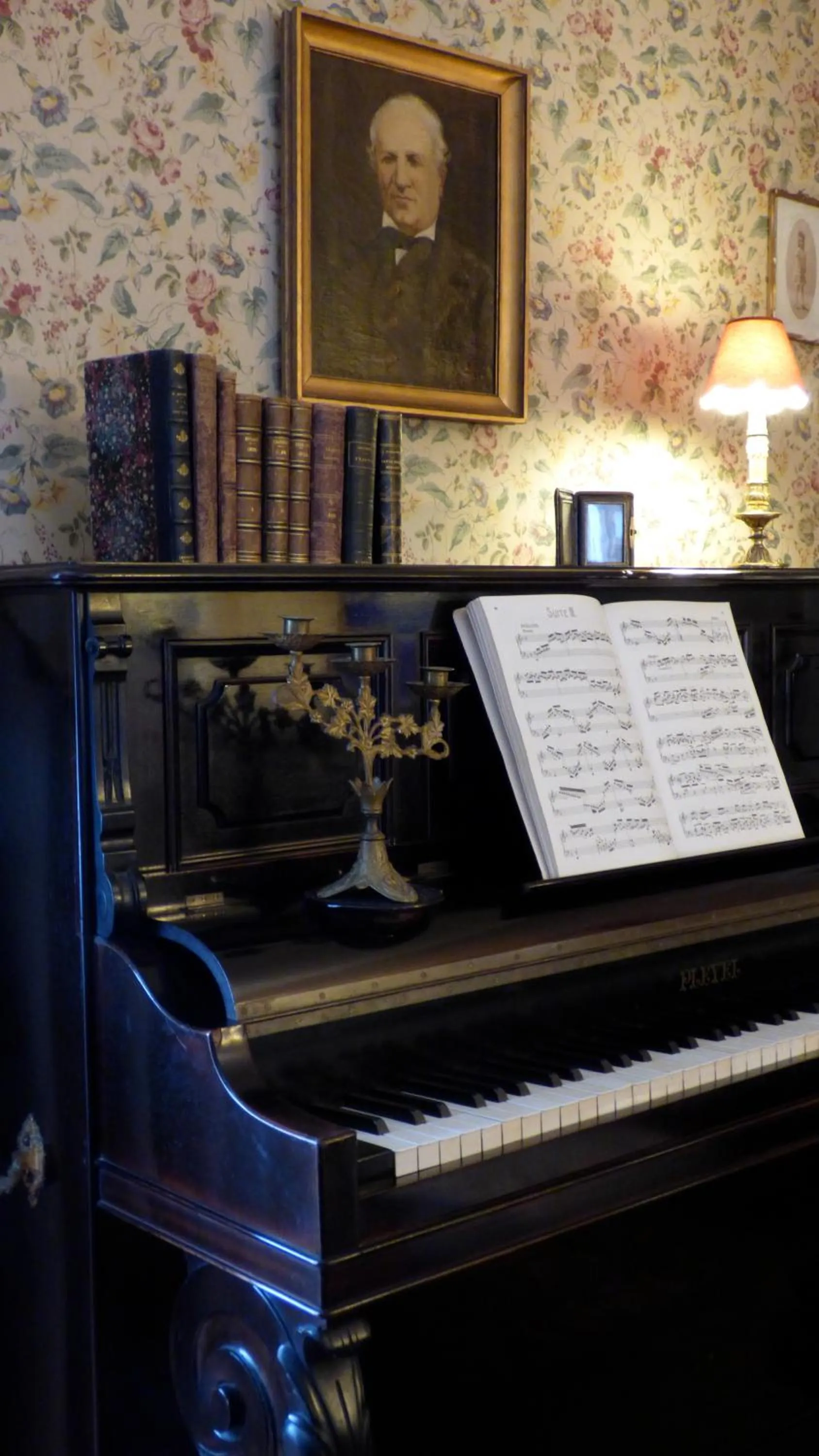 Communal lounge/ TV room in Hôtel La Tonnellerie