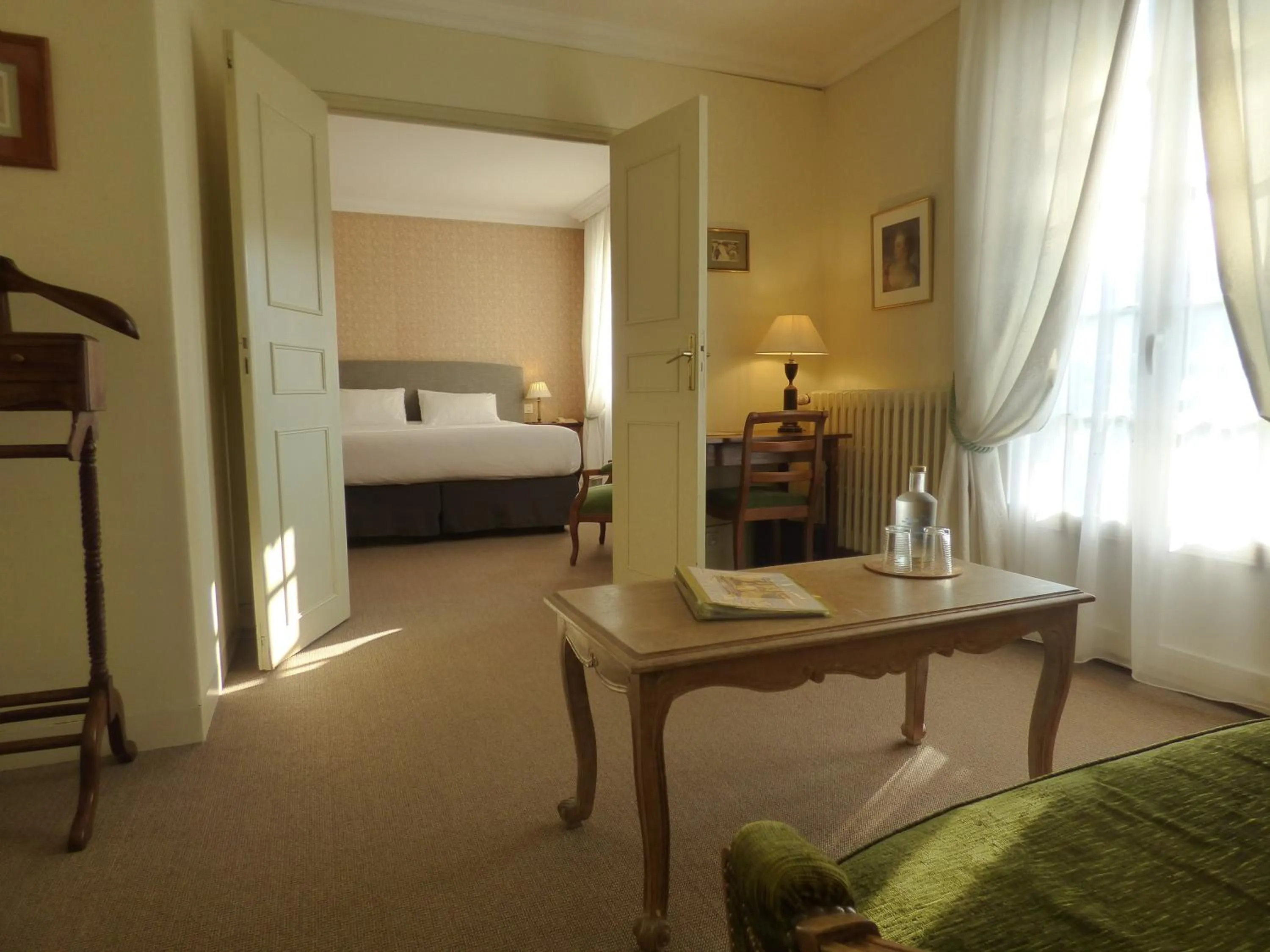 Property building, Bed in Hôtel La Tonnellerie