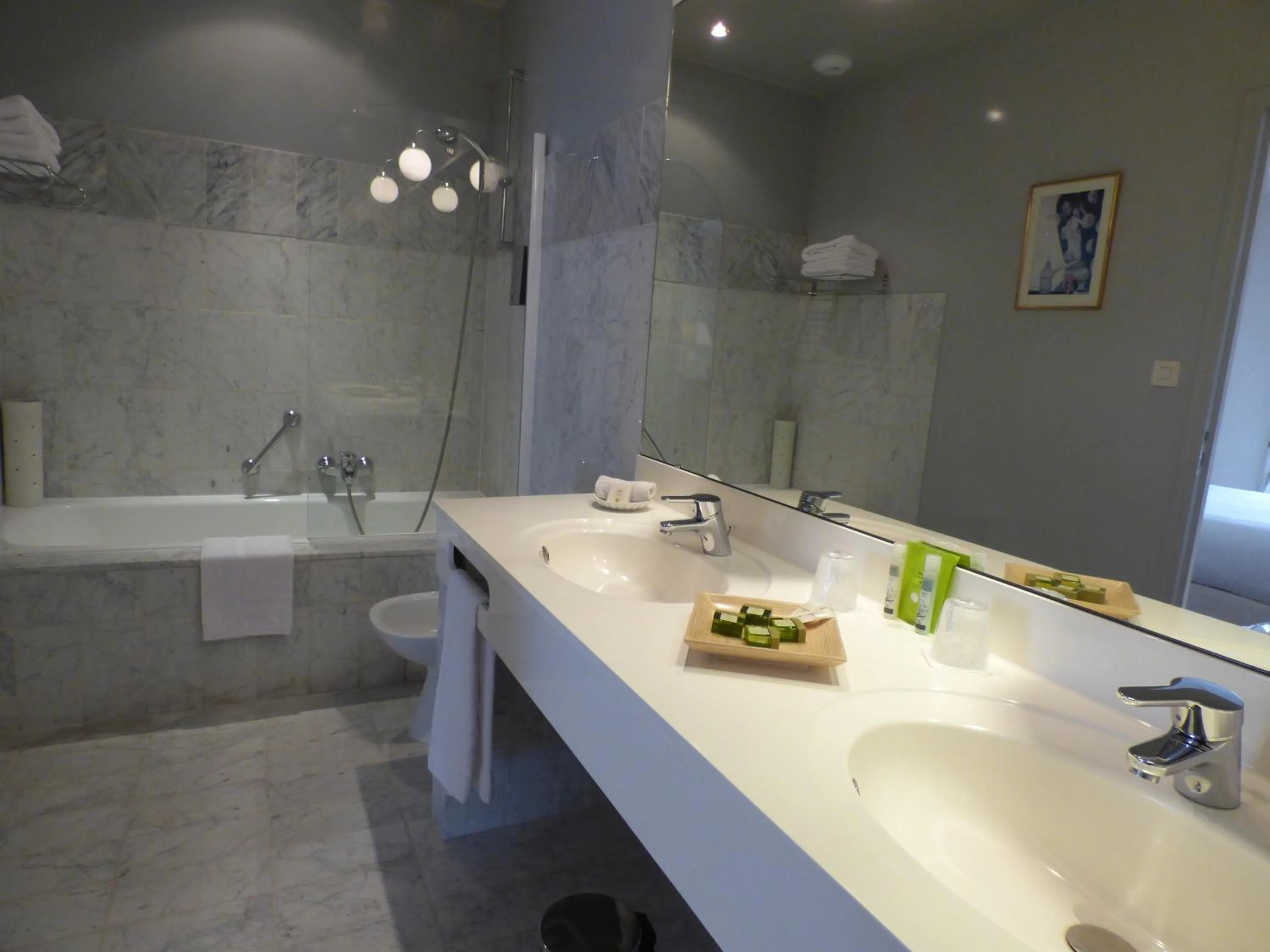 Bathroom in Hôtel La Tonnellerie