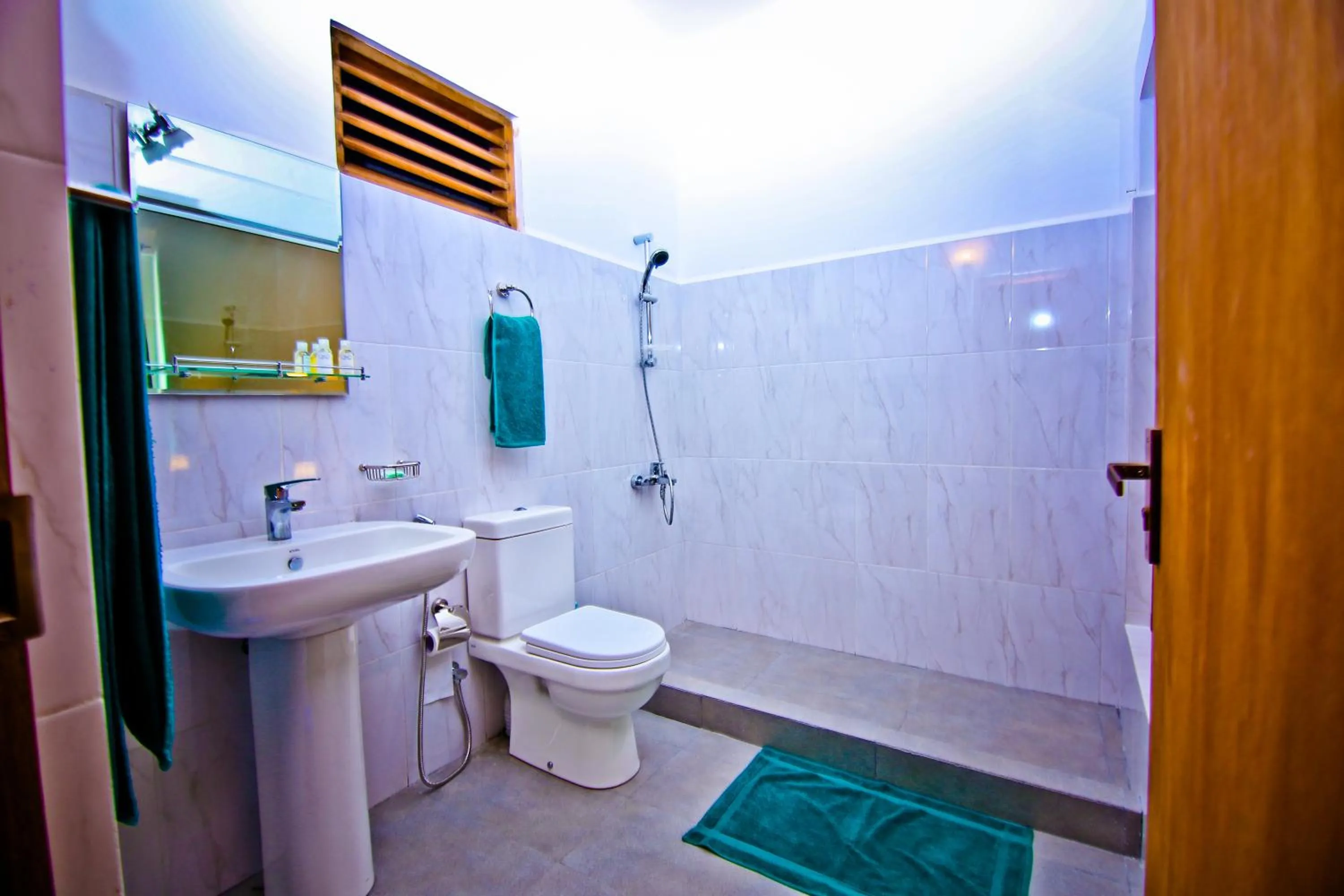 Shower in Ella Alpine Resort