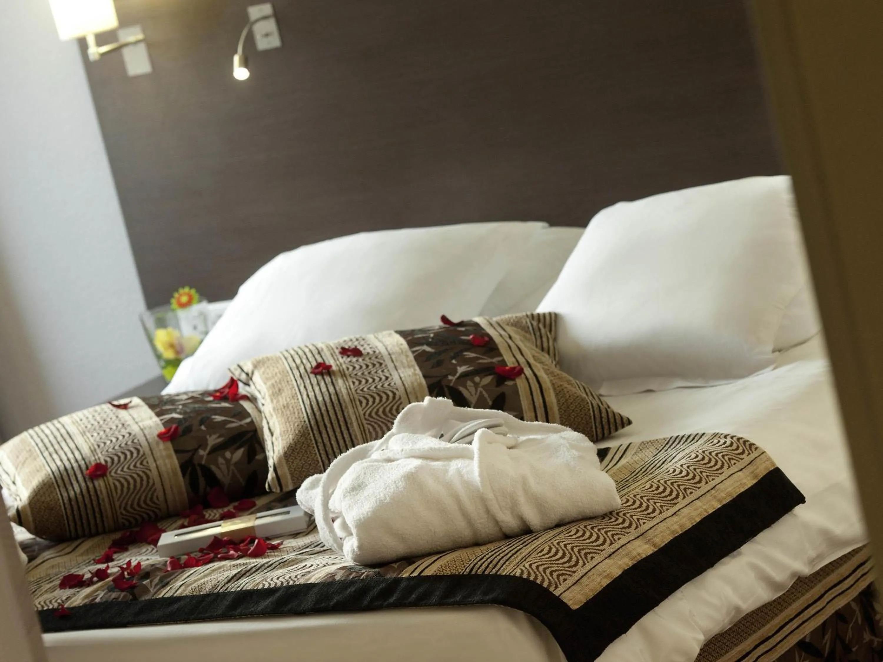 Bedroom, Bed in Mercure Bords de Loire Saumur