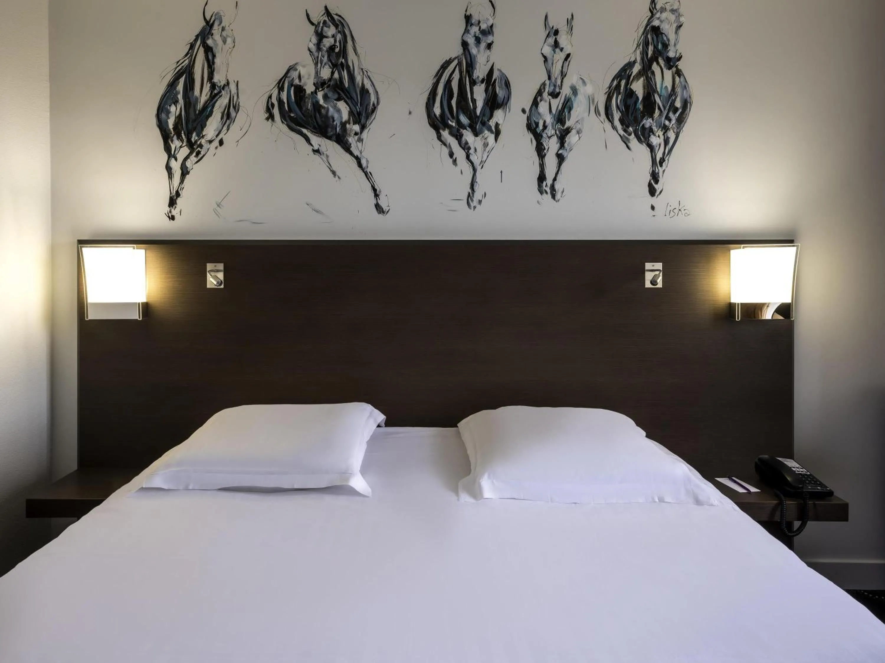 Bedroom, Bed in Mercure Bords de Loire Saumur