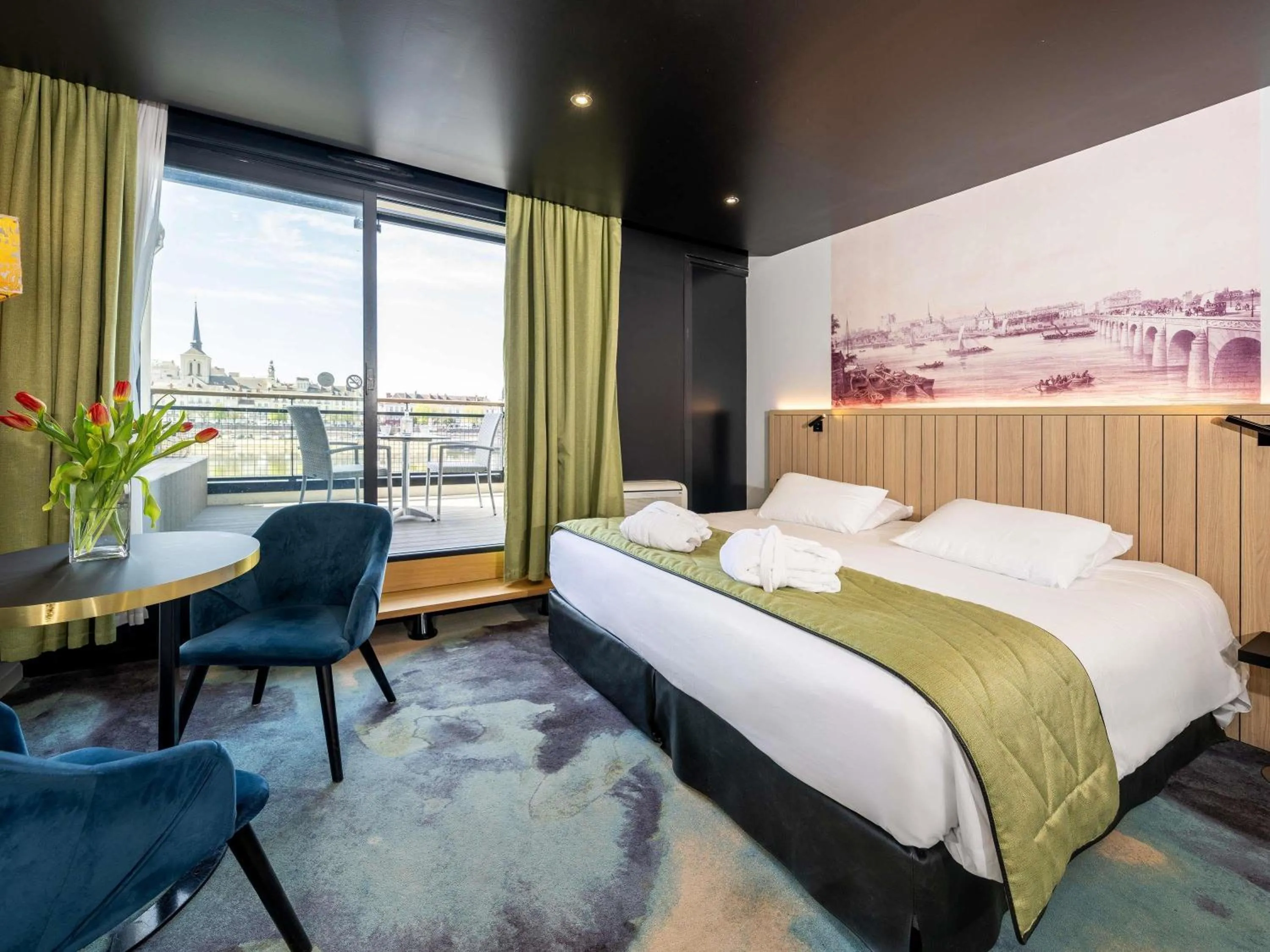 Bedroom, Bed in Mercure Bords de Loire Saumur