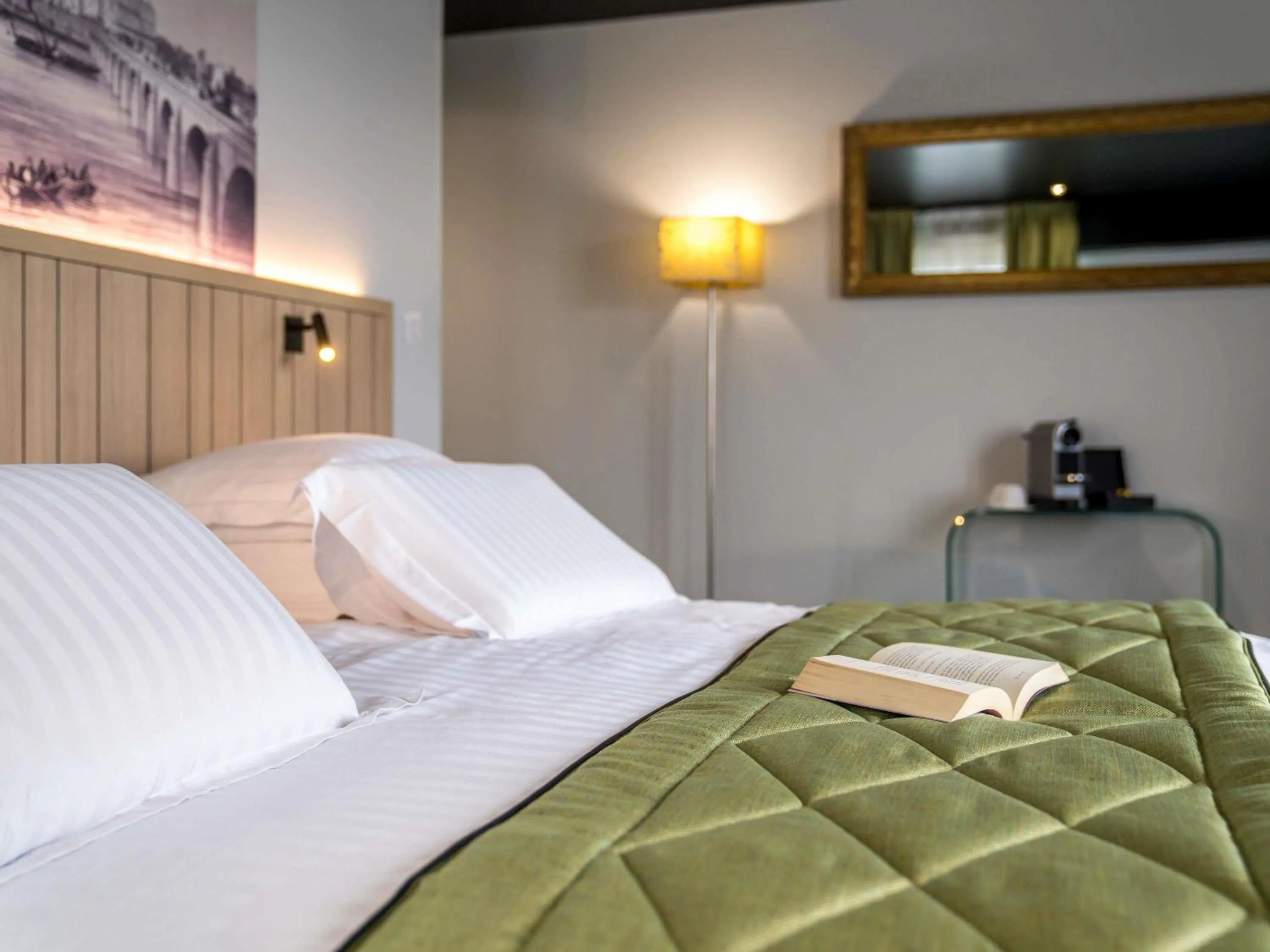 Bedroom, Bed in Mercure Bords de Loire Saumur