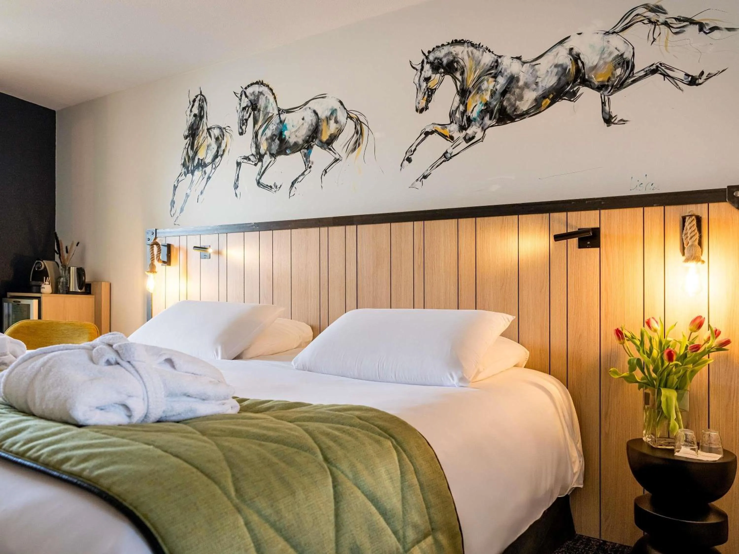 Bedroom, Bed in Mercure Bords de Loire Saumur