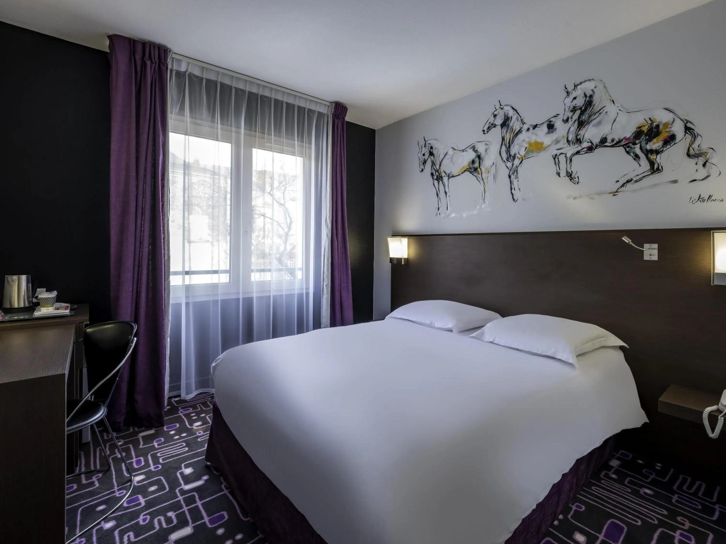 Bedroom, Bed in Mercure Bords de Loire Saumur