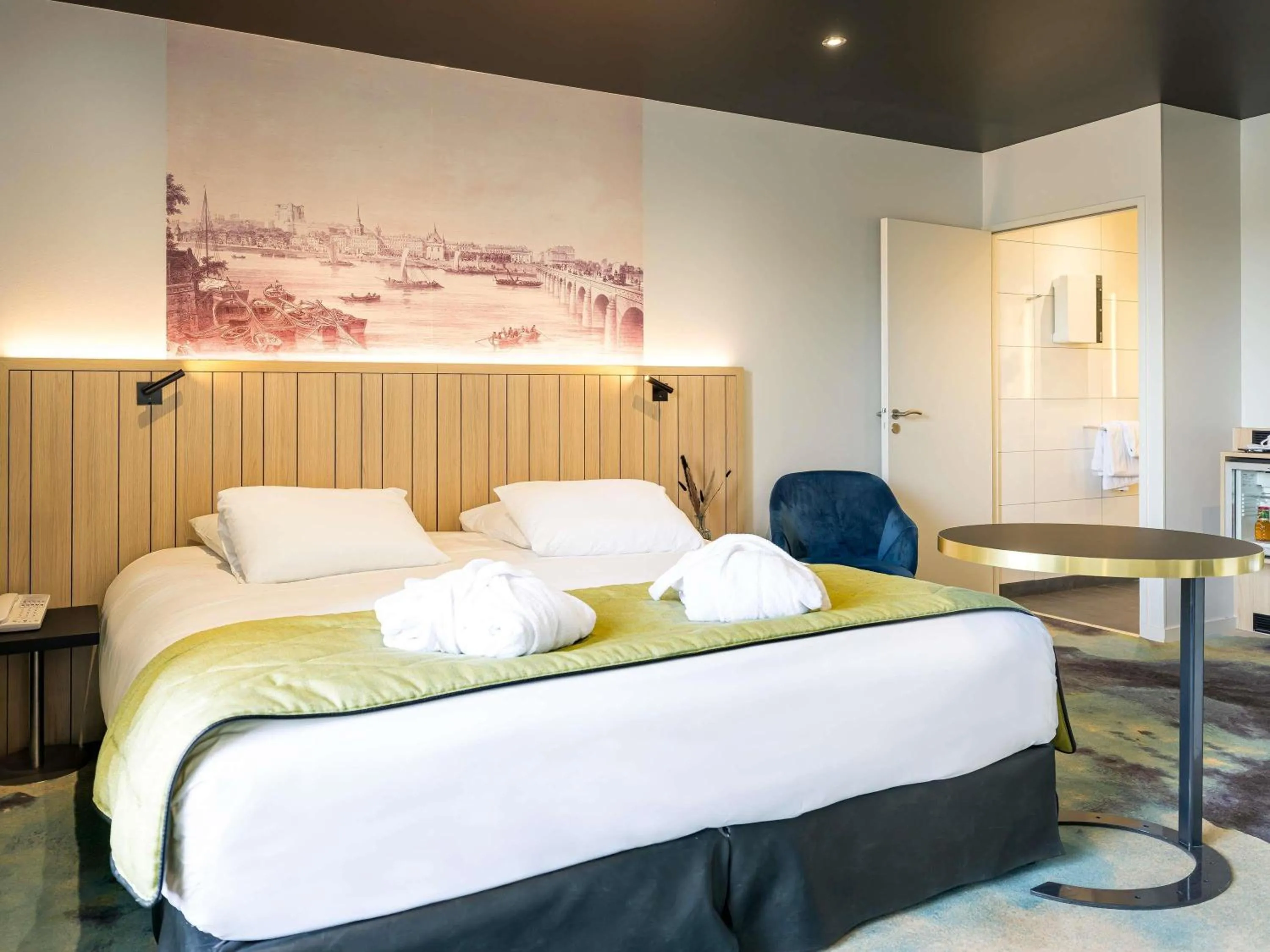 Bedroom, Bed in Mercure Bords de Loire Saumur