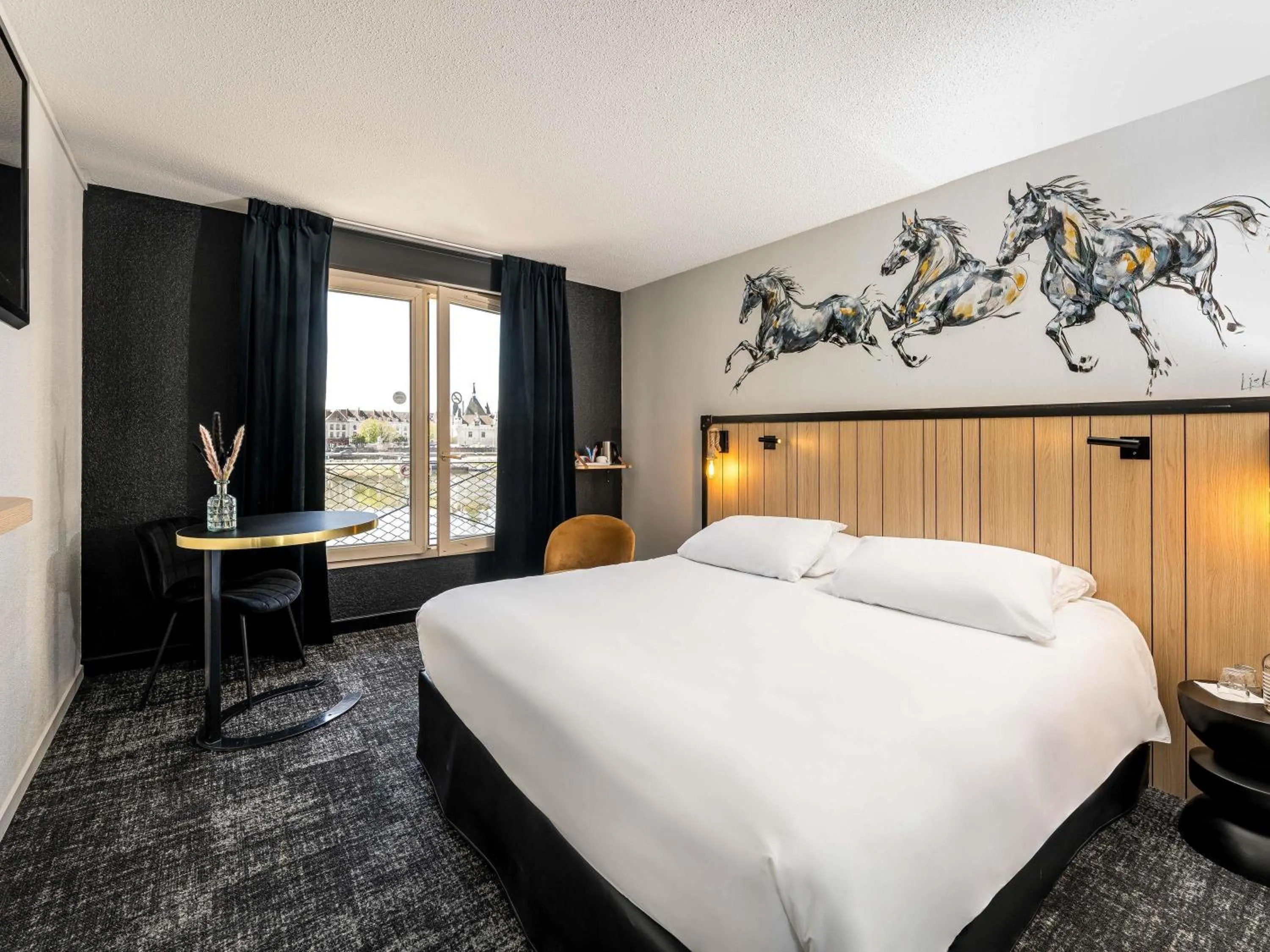 Bedroom, Bed in Mercure Bords de Loire Saumur