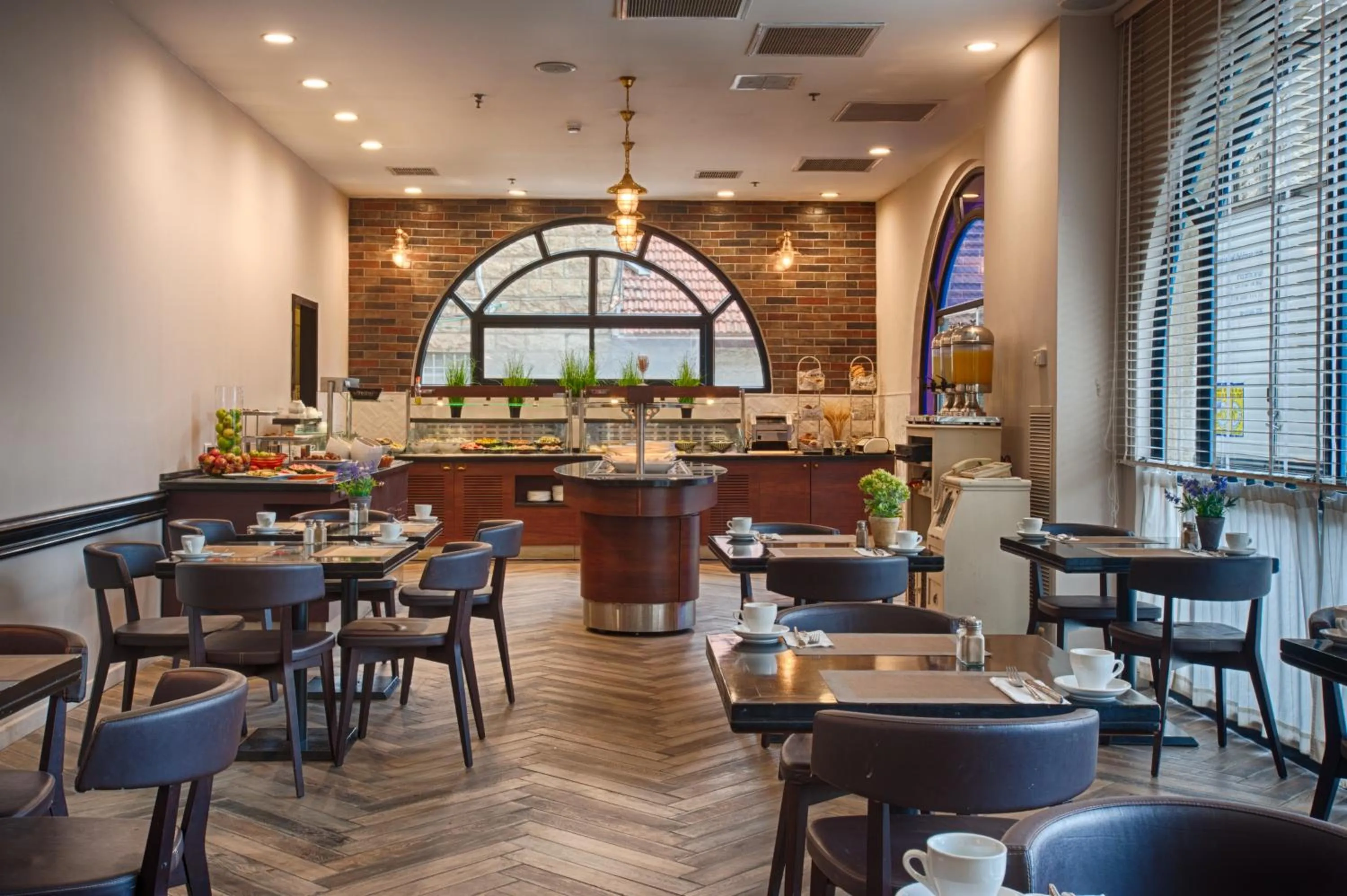 Restaurant/places to eat in Eldan Hotel