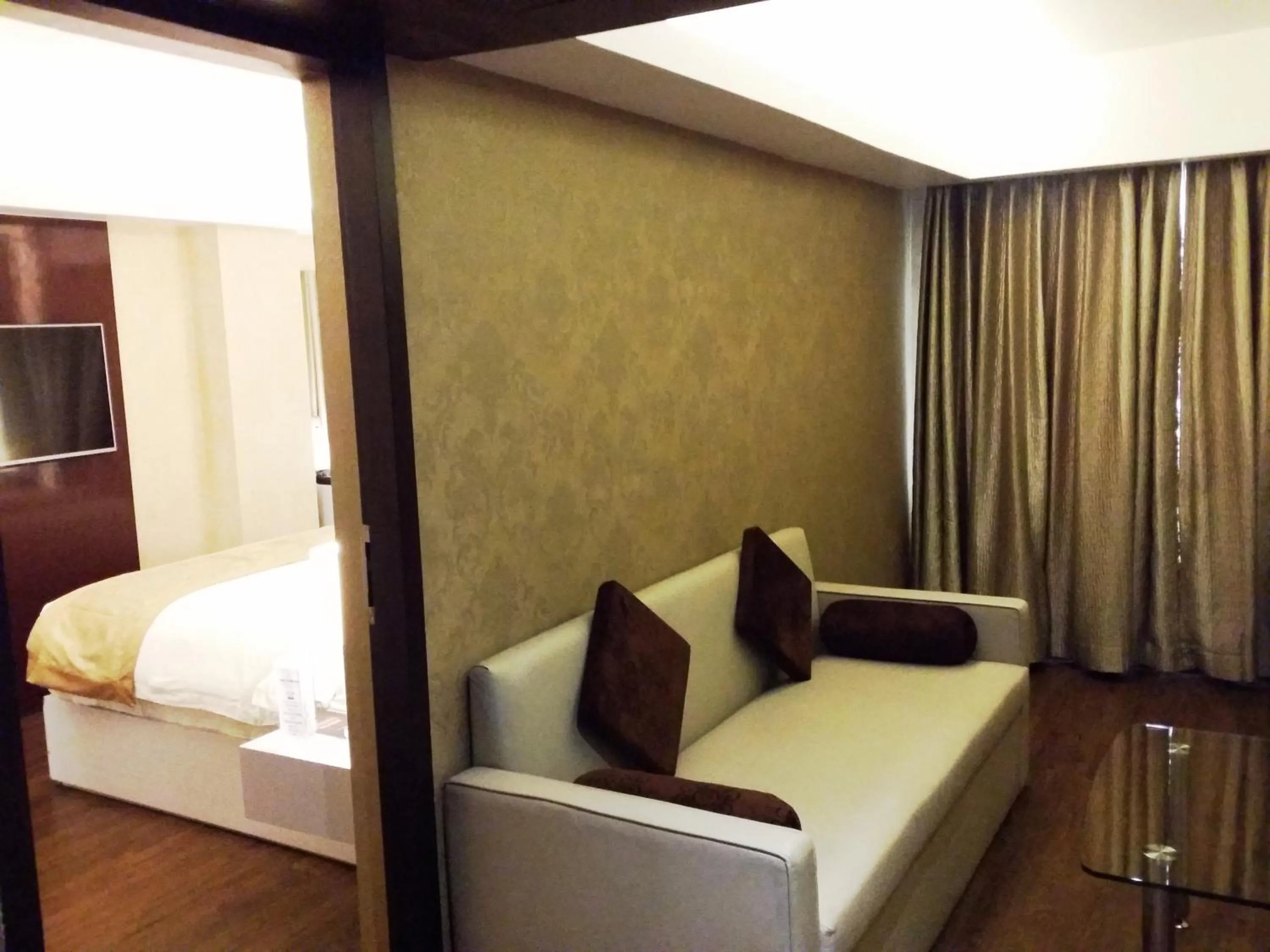 Living room, Bed in Hotel Oxina Lygon