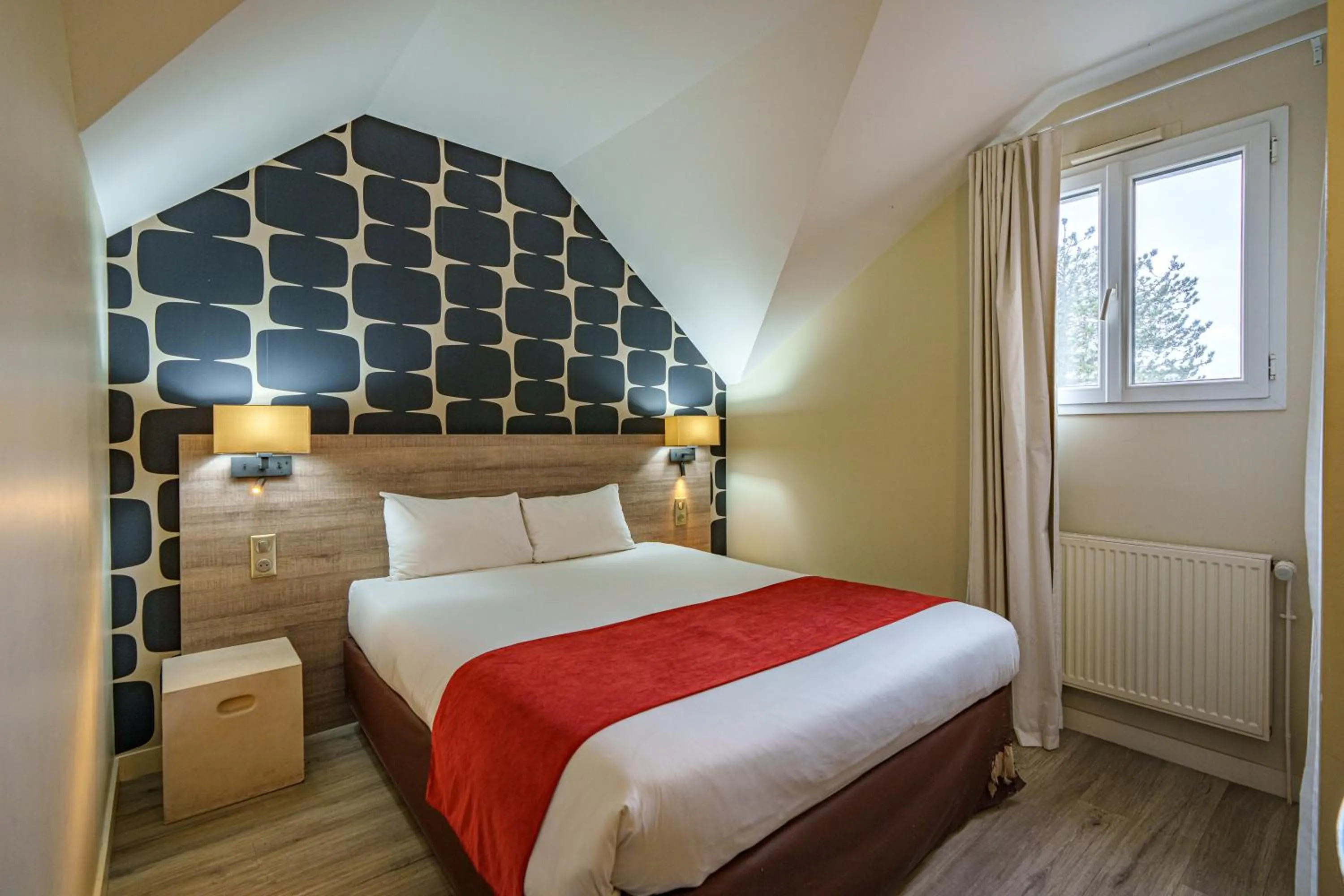 Bedroom, Bed in The Originals City, Hôtel La Saulaie, Saumur Ouest