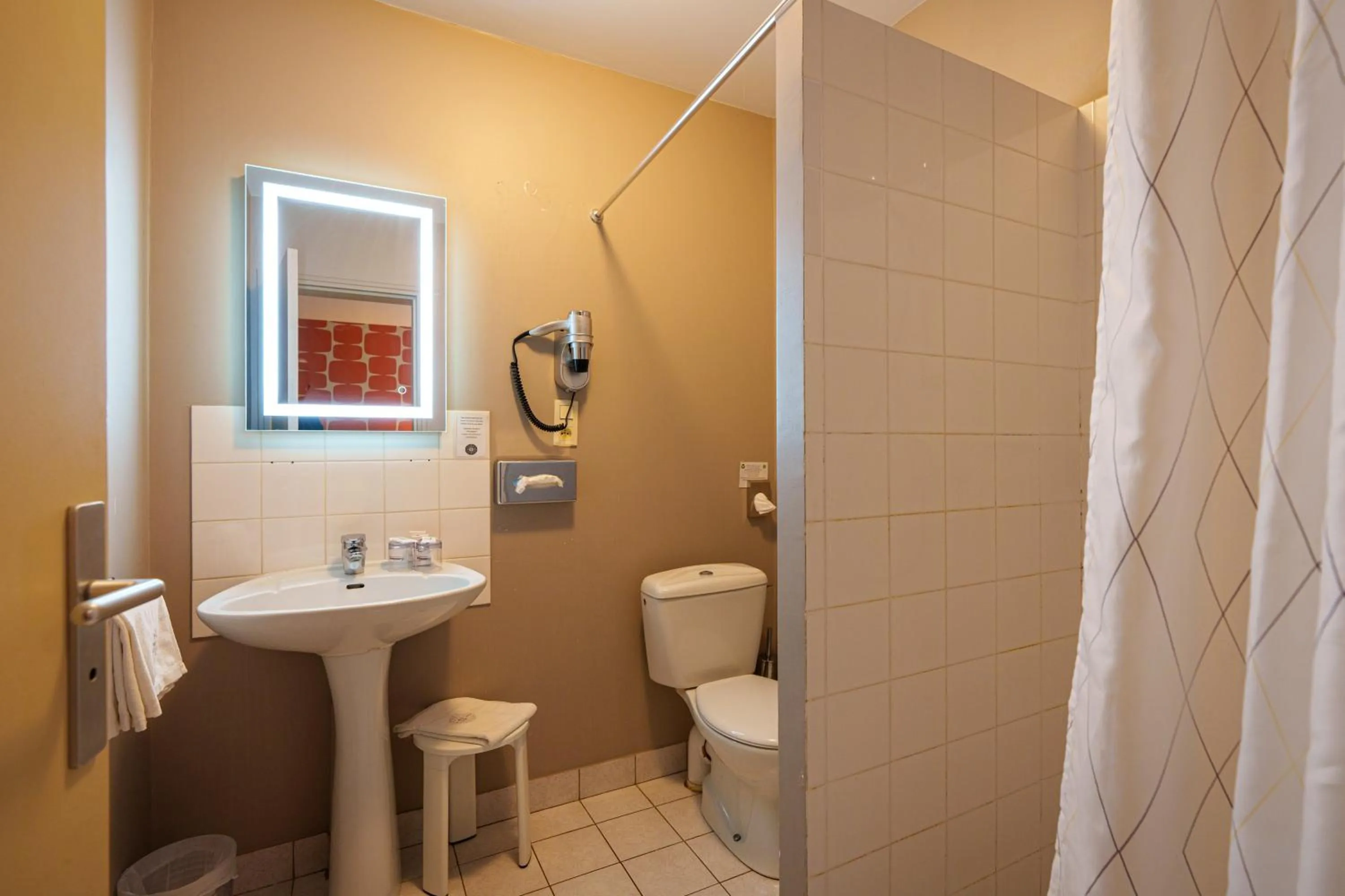 Bathroom in The Originals City, Hôtel La Saulaie, Saumur Ouest