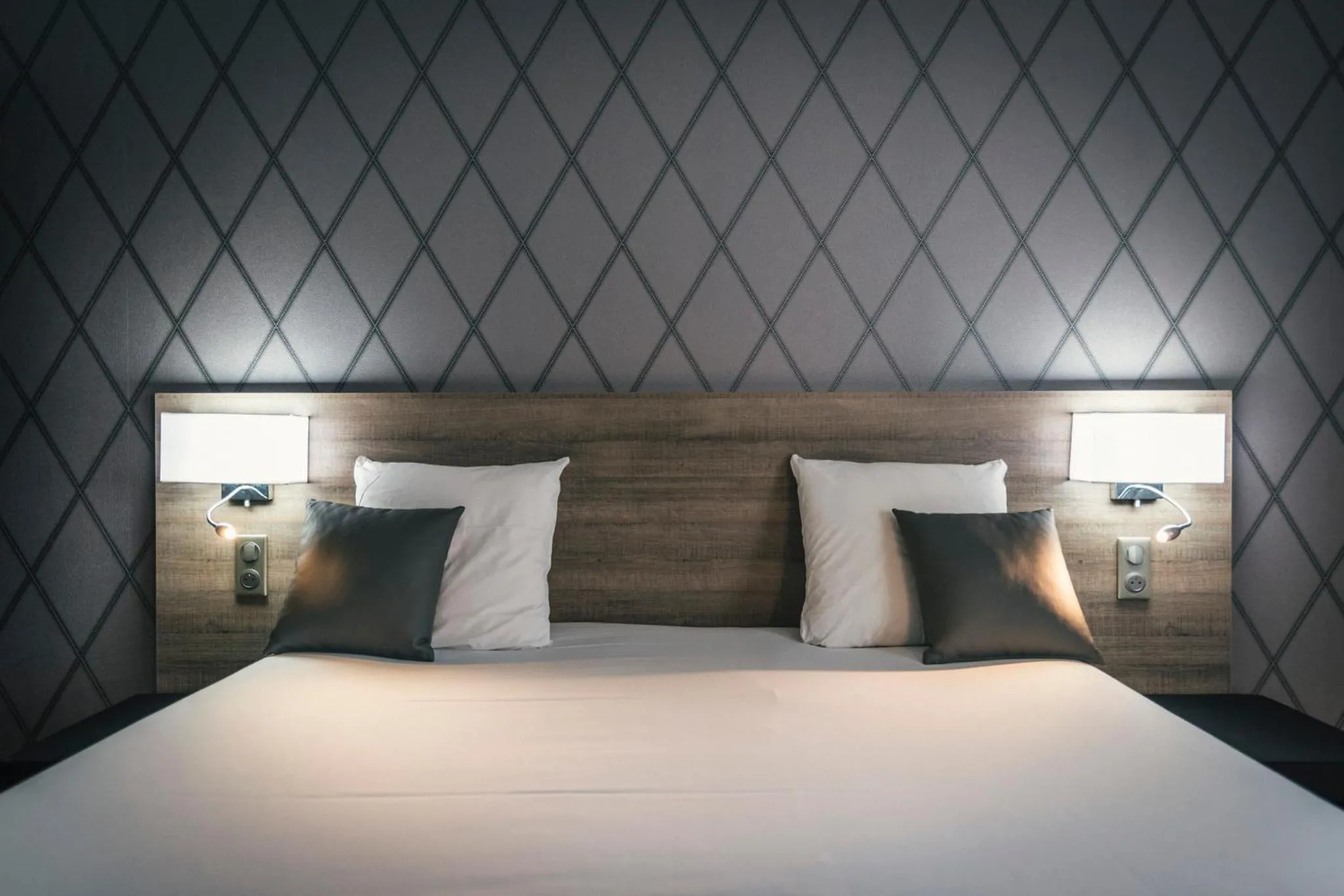 Bedroom, Bed in The Originals City, Hôtel La Saulaie, Saumur Ouest