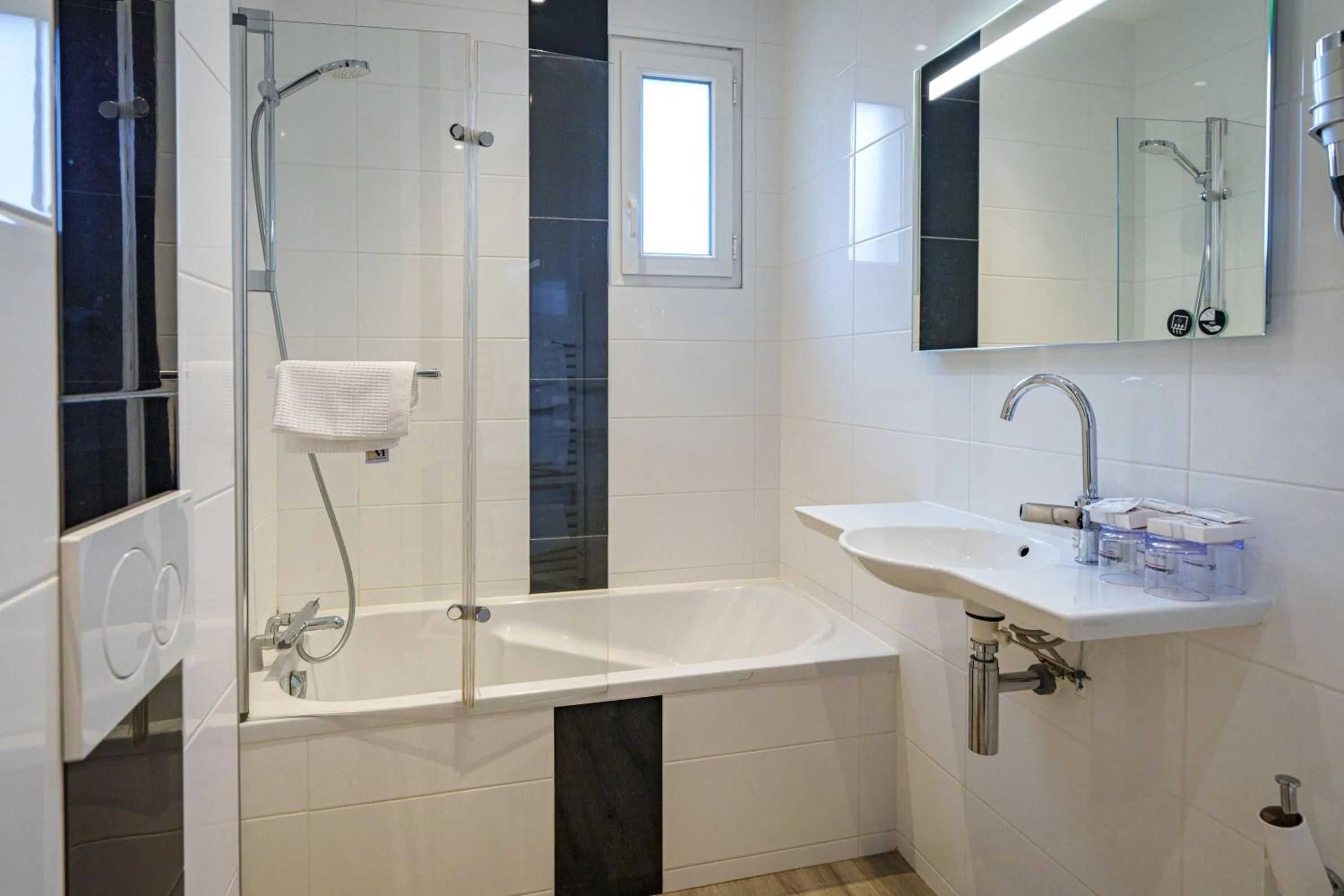 Bathroom in The Originals City, Hôtel La Saulaie, Saumur Ouest