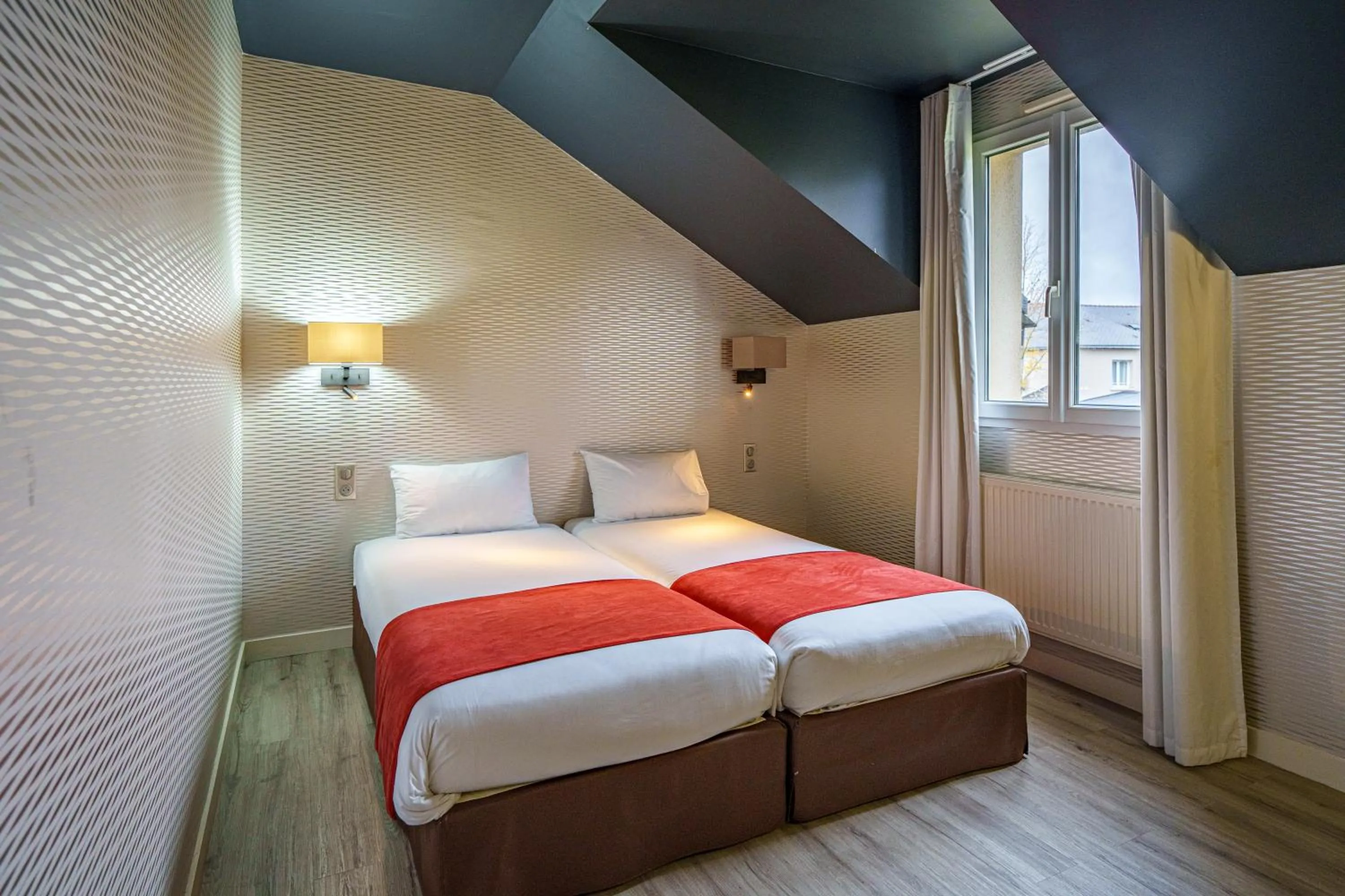 Bedroom, Bed in The Originals City, Hôtel La Saulaie, Saumur Ouest