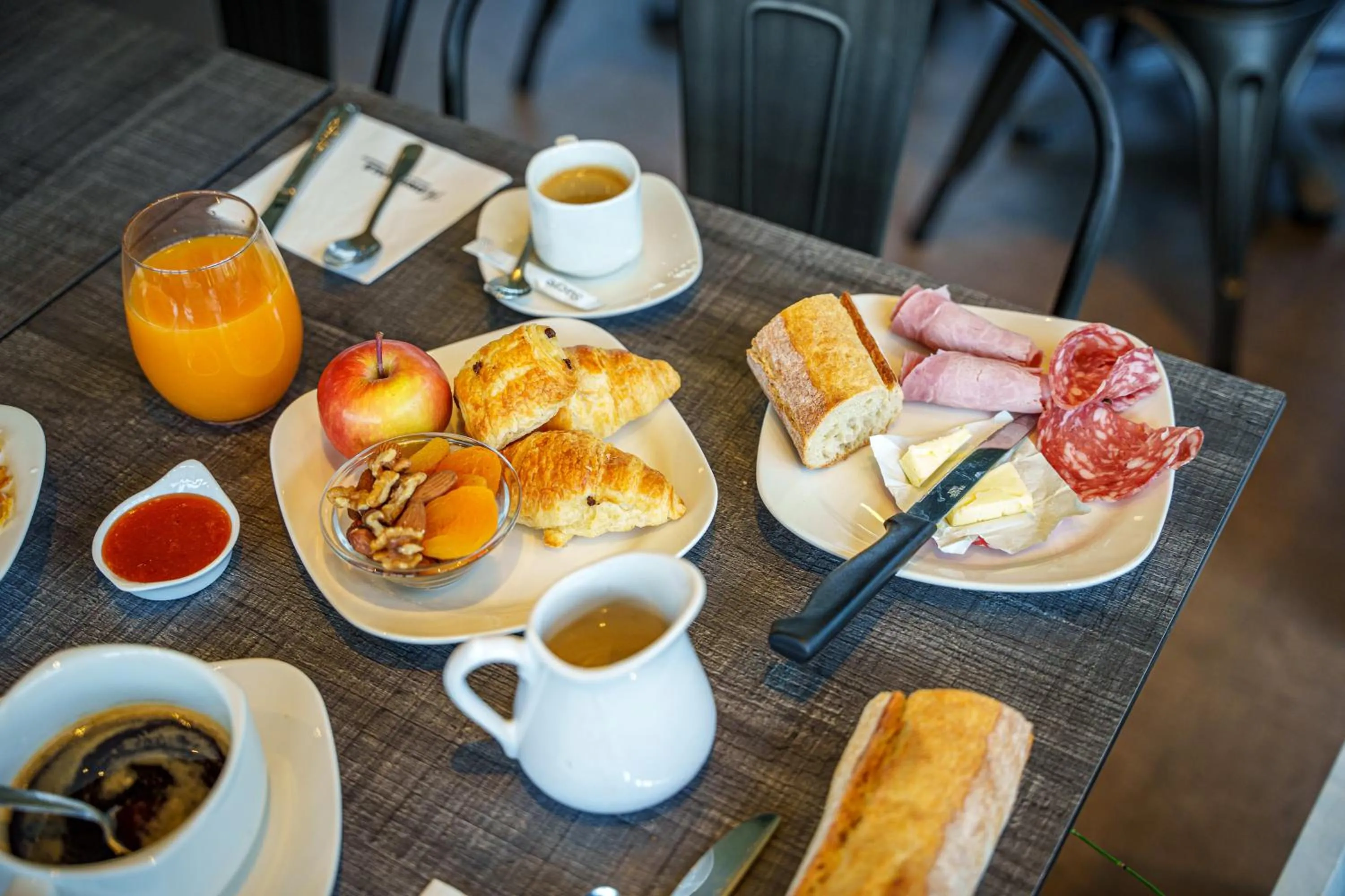 Swimming pool in The Originals City, Hôtel La Saulaie, Saumur Ouest