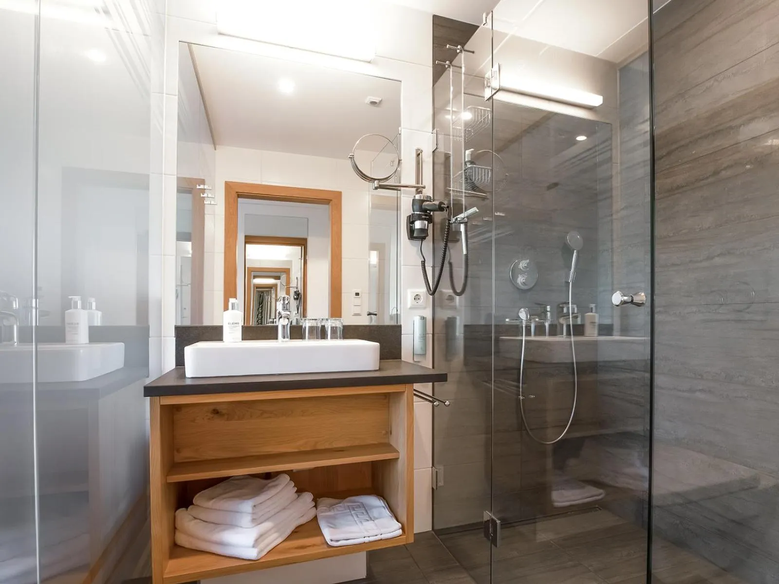 Shower in Hotel Auszeit