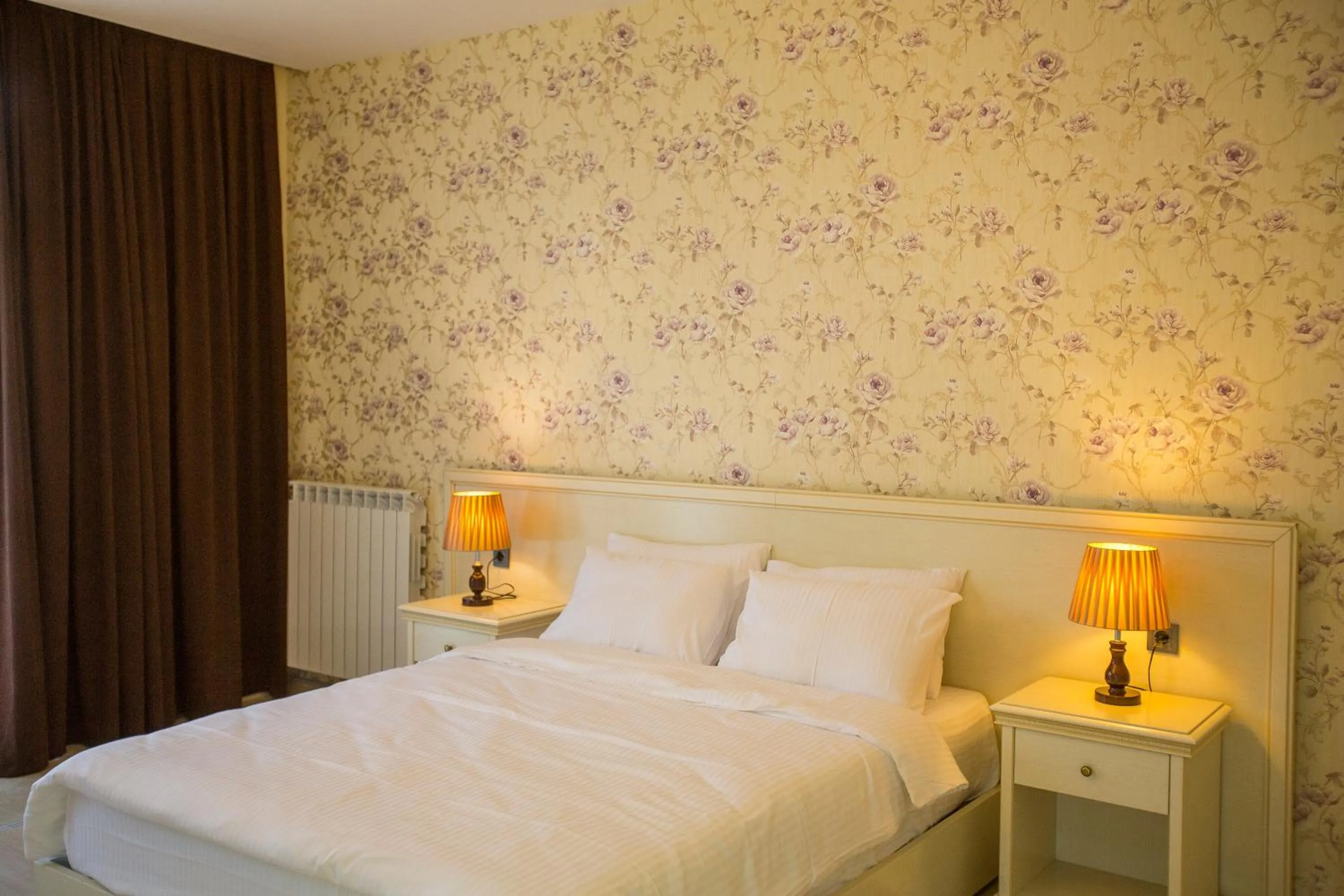 Photo of the whole room, Bed in Ire Palace