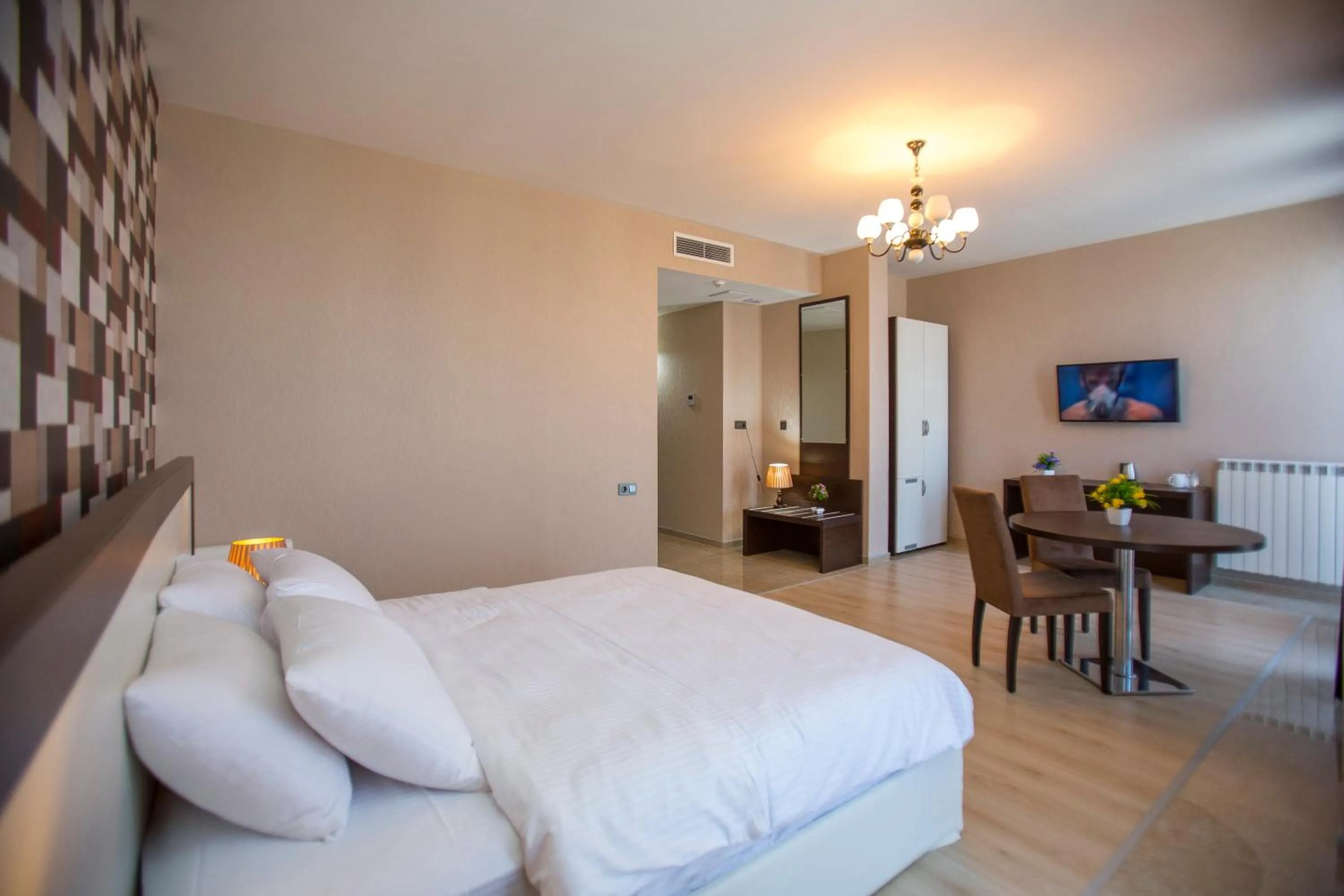 Photo of the whole room, Bed in Ire Palace