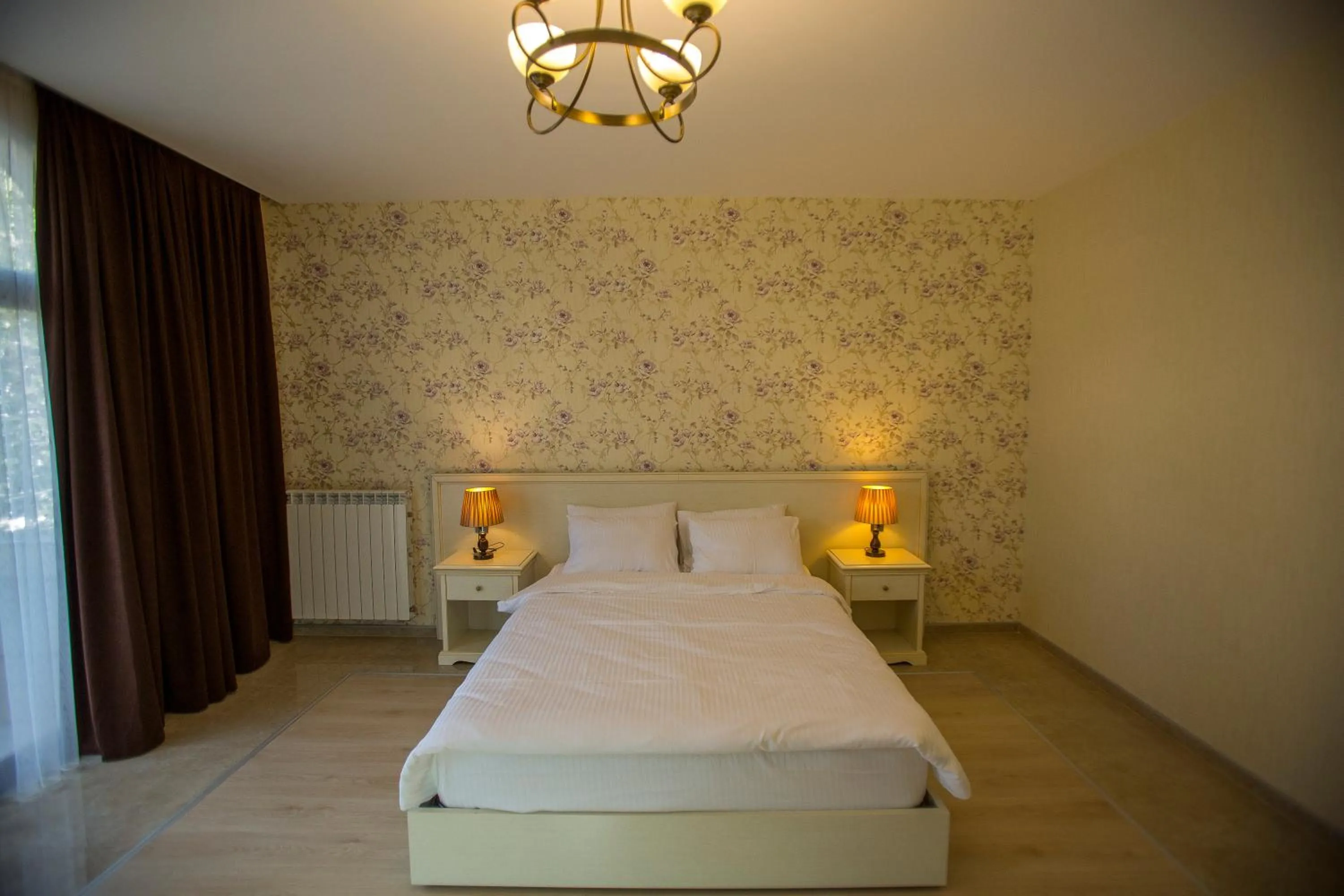 Photo of the whole room, Bed in Ire Palace