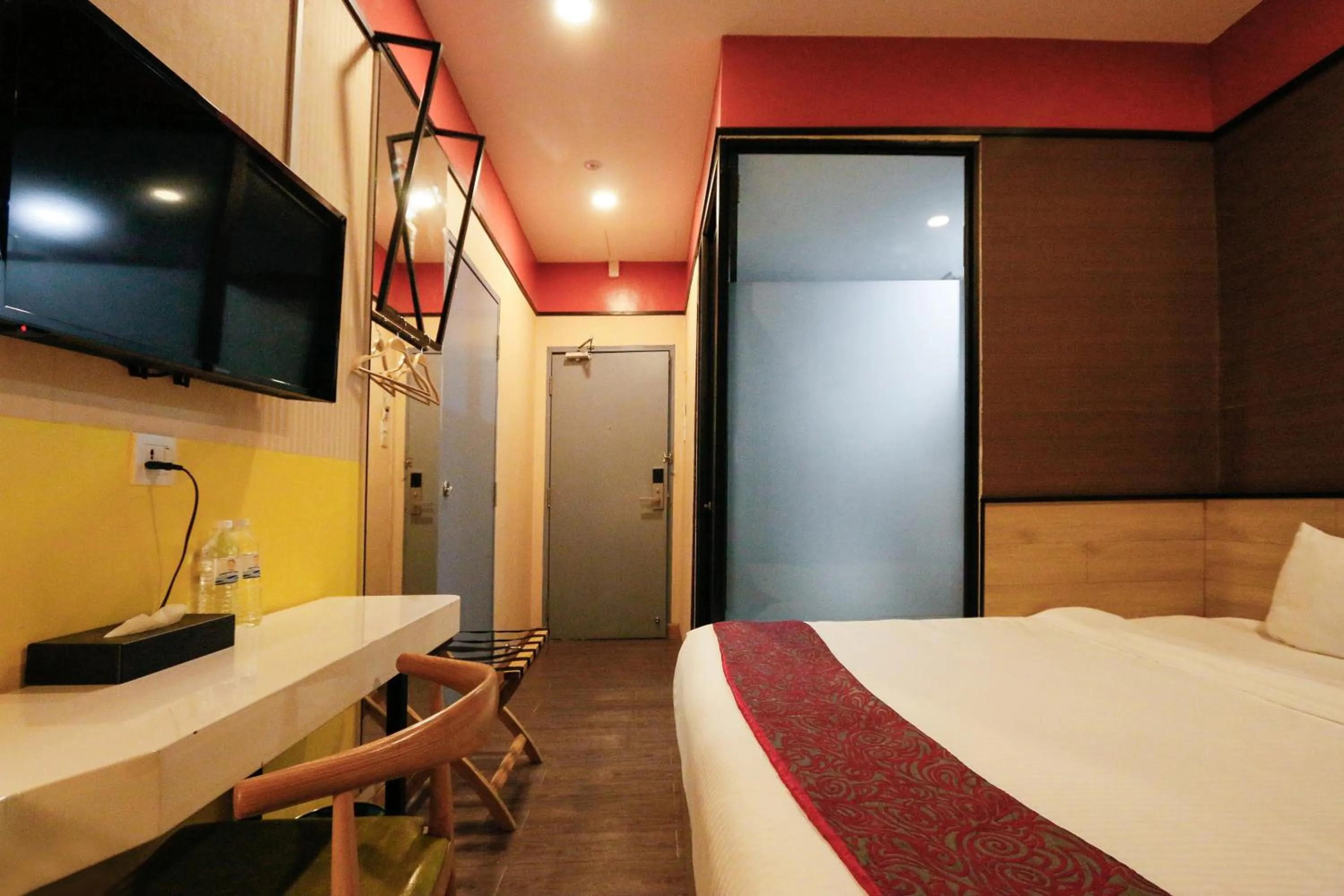 Photo of the whole room, Bed in Golden Roof Hotel, Seri Iskandar