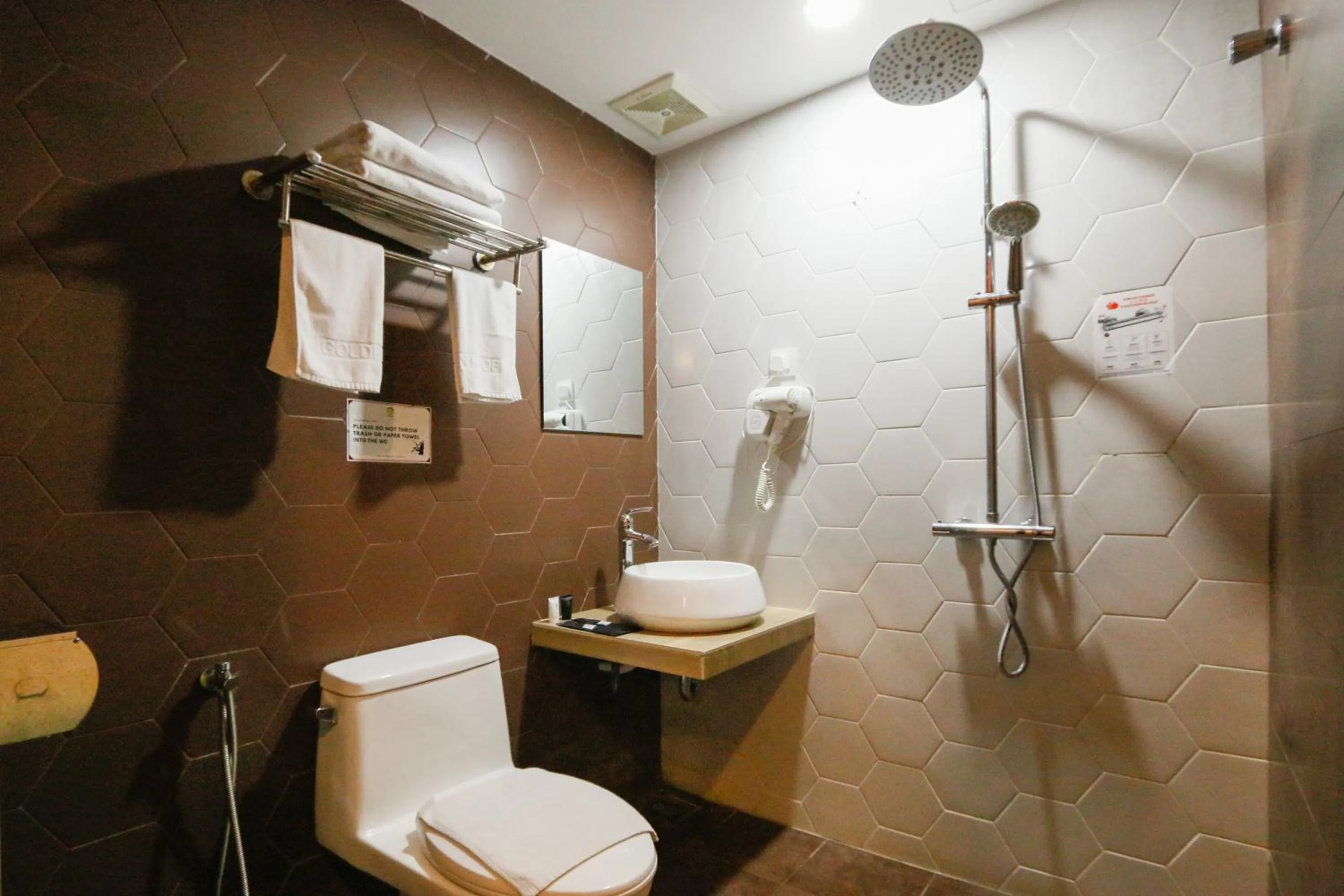 Shower in Golden Roof Hotel, Seri Iskandar