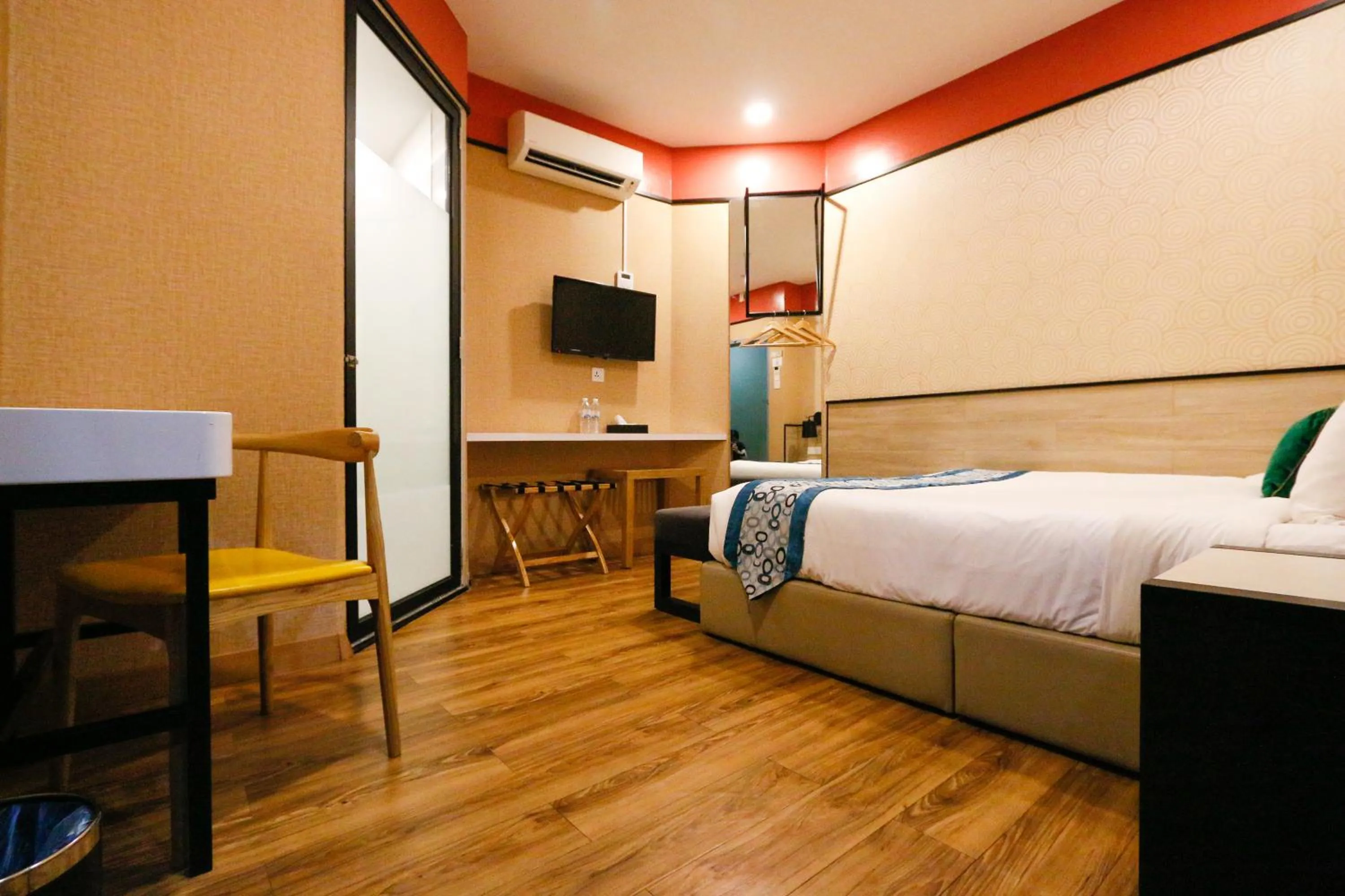 Photo of the whole room, Bed in Golden Roof Hotel, Seri Iskandar