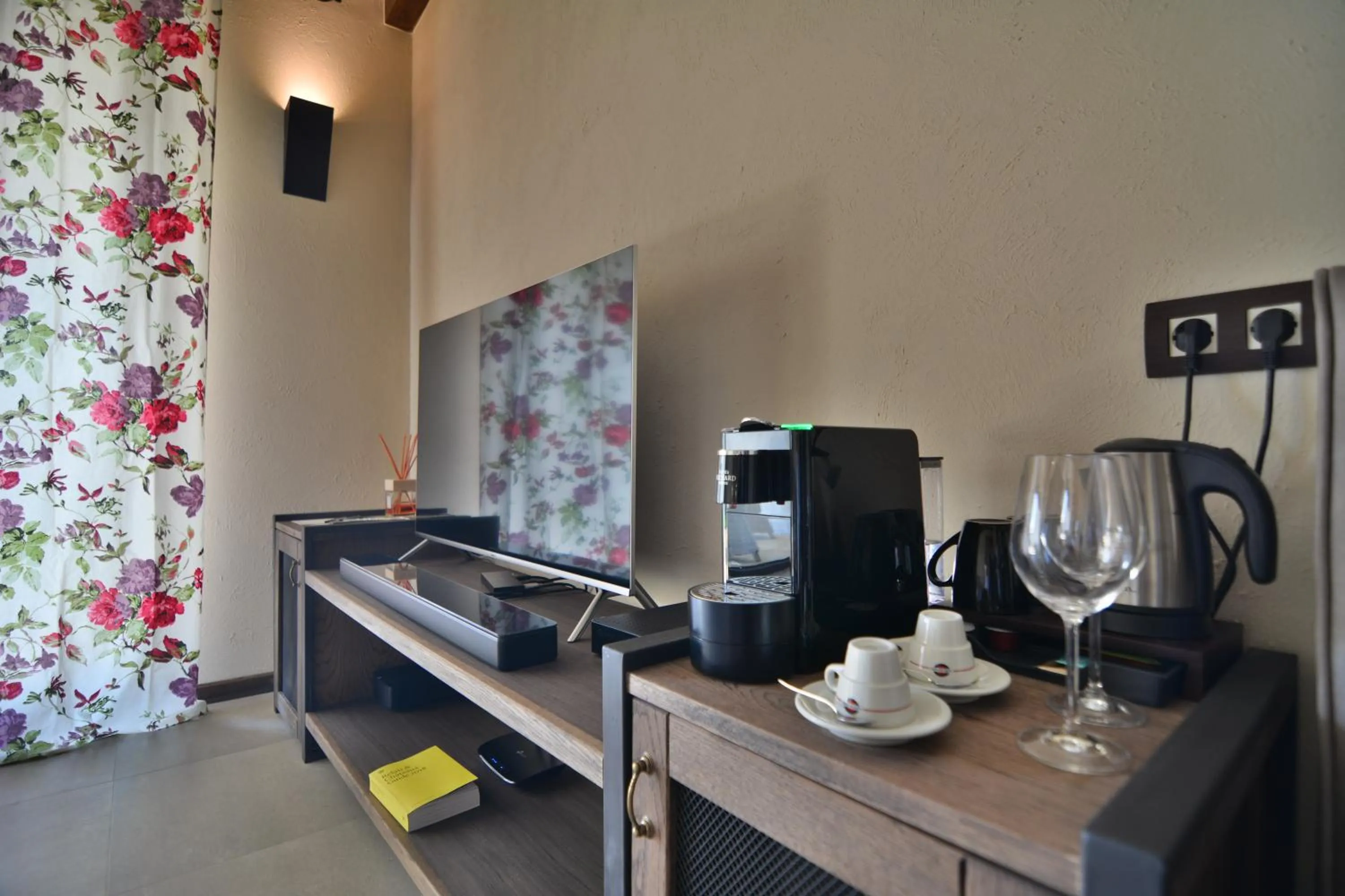 TV and multimedia in Zornitza Family Estate Relais & Chateaux