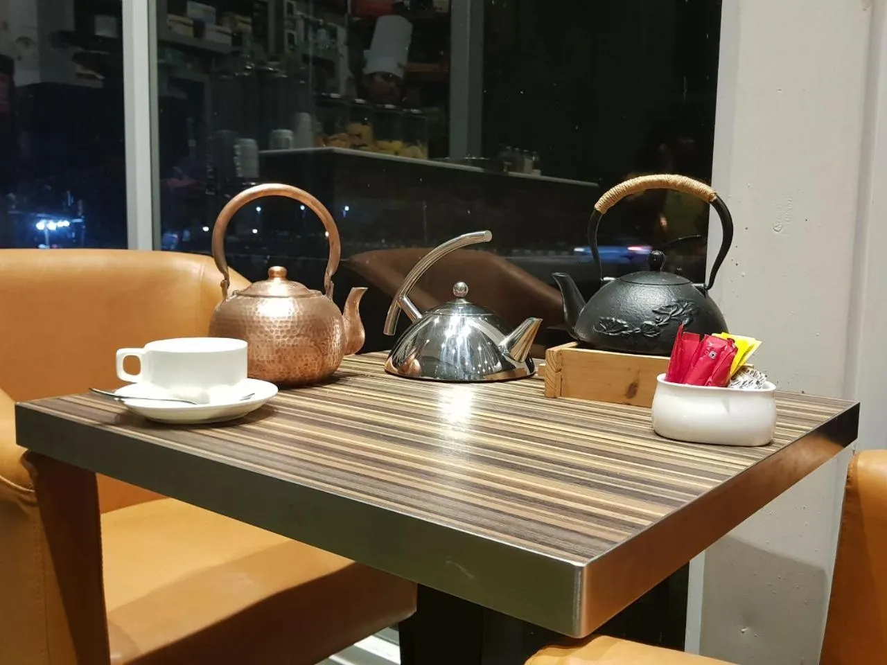 Restaurant/places to eat in Pal Heights Mantra