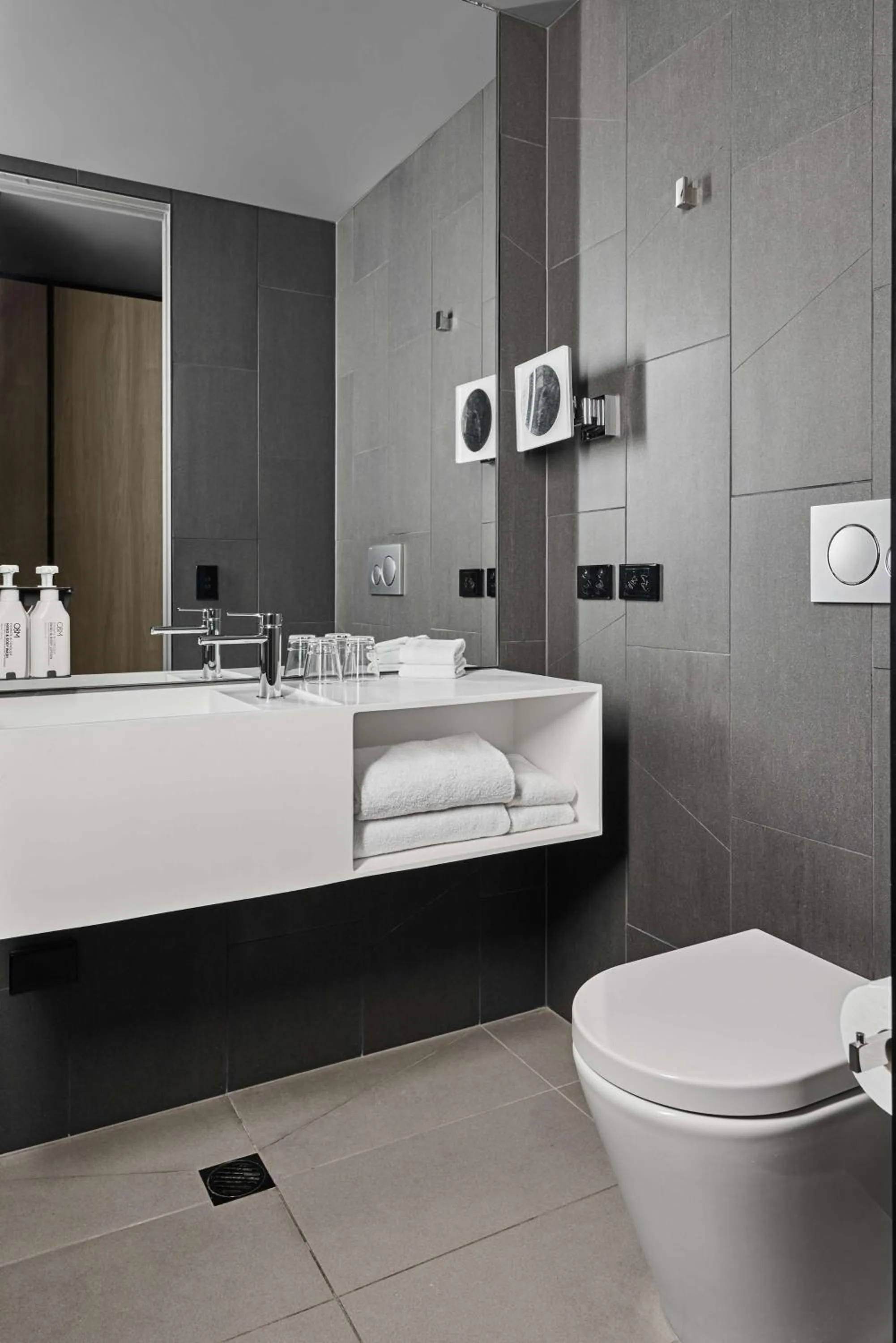 Bathroom, Bed in Four Points by Sheraton Melbourne Docklands