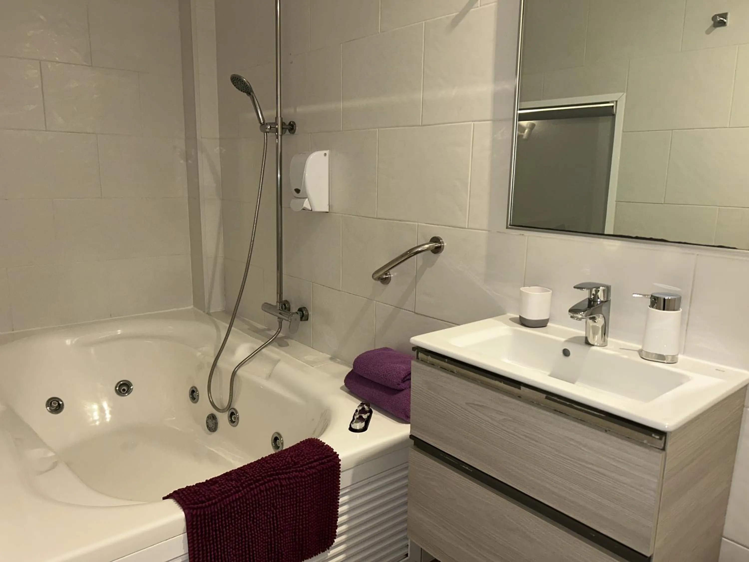 Shower in Apartahotel Baldiri