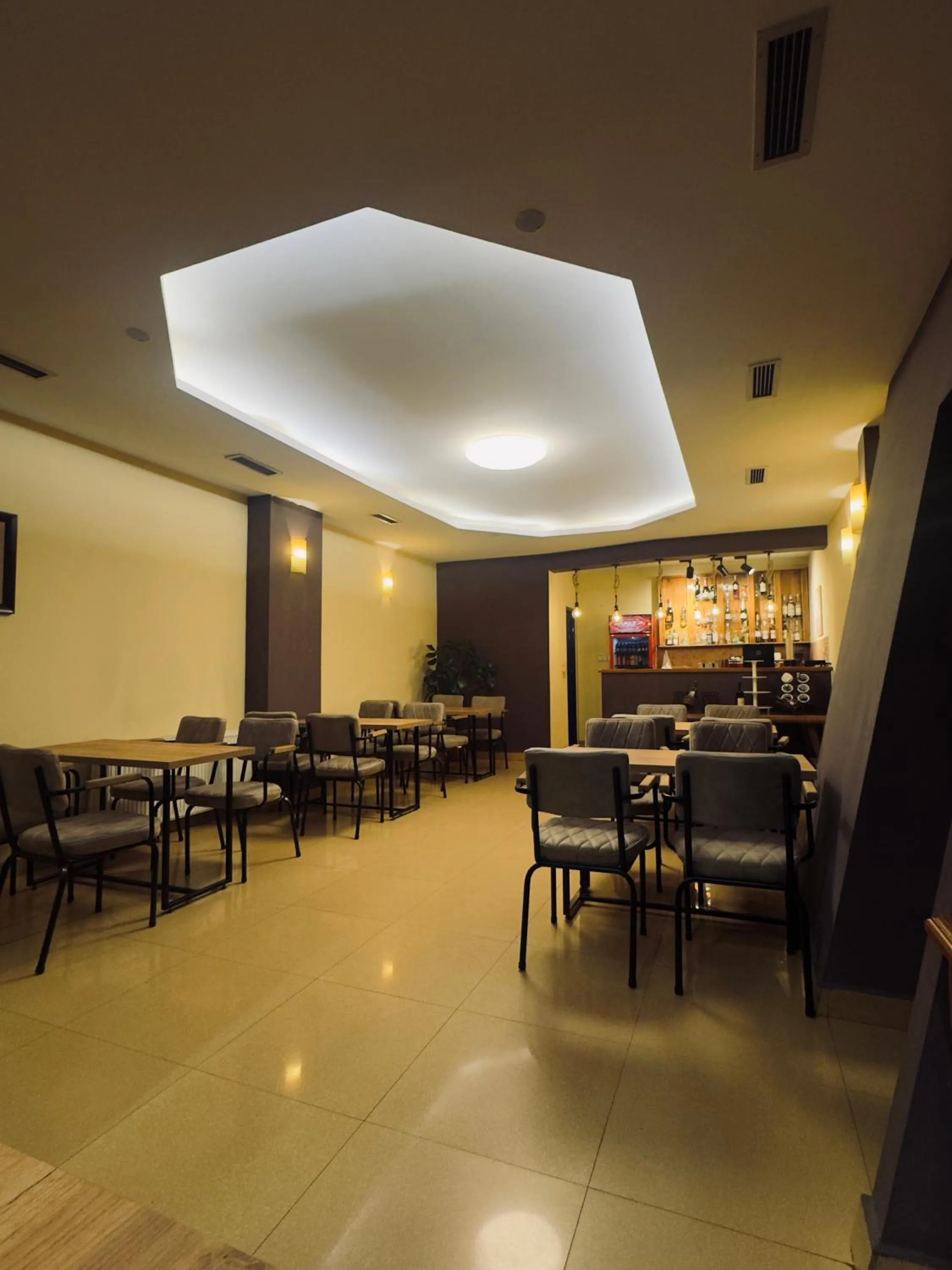 Restaurant/places to eat in Hotel Real