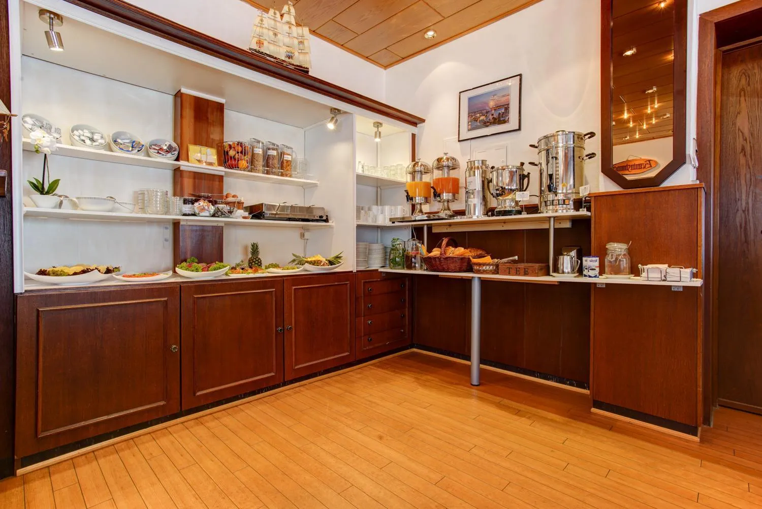 Buffet breakfast in Hotel Elbinsel free parking