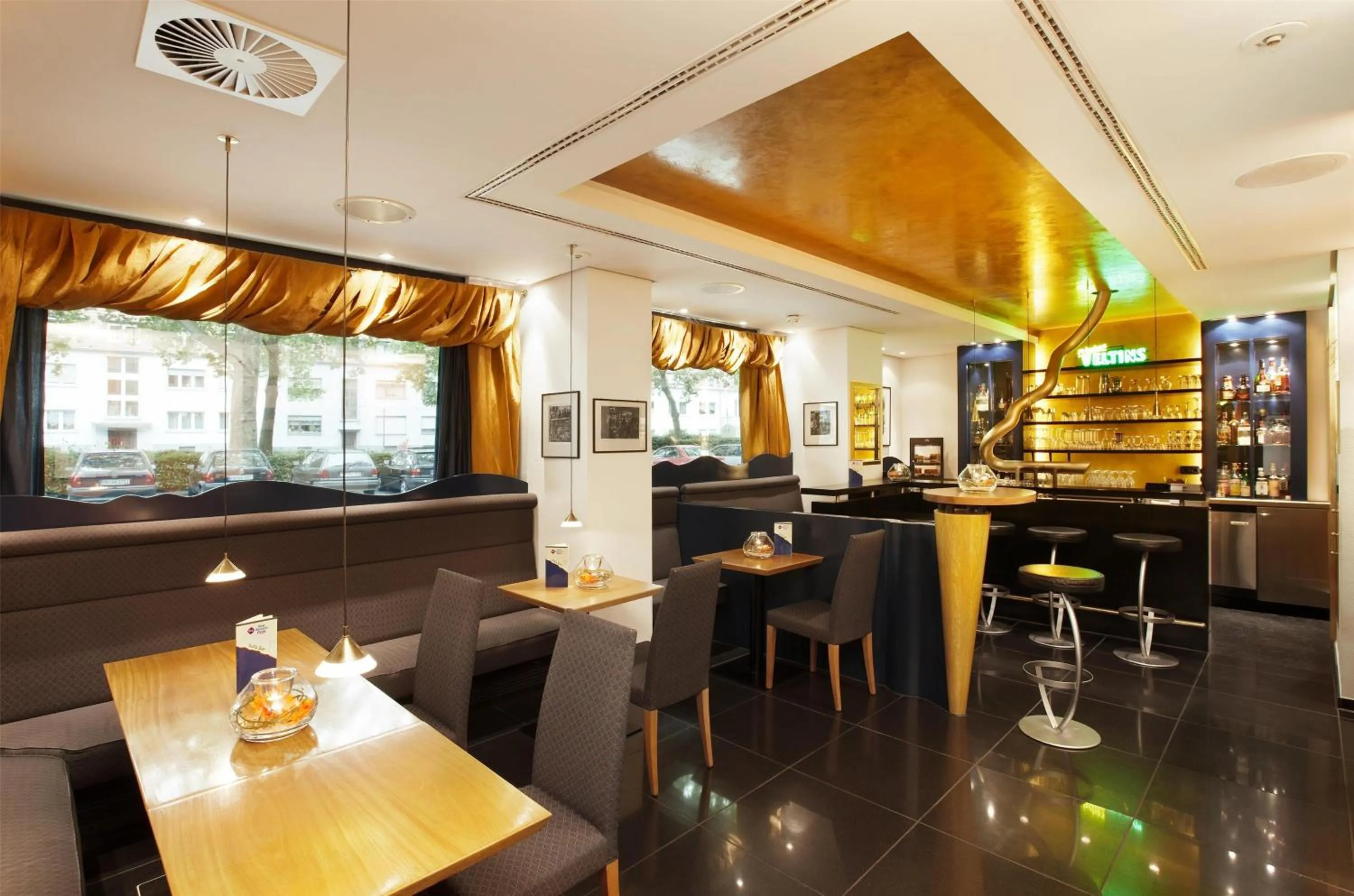 Lounge or bar in Best Western Plus Arosa Hotel