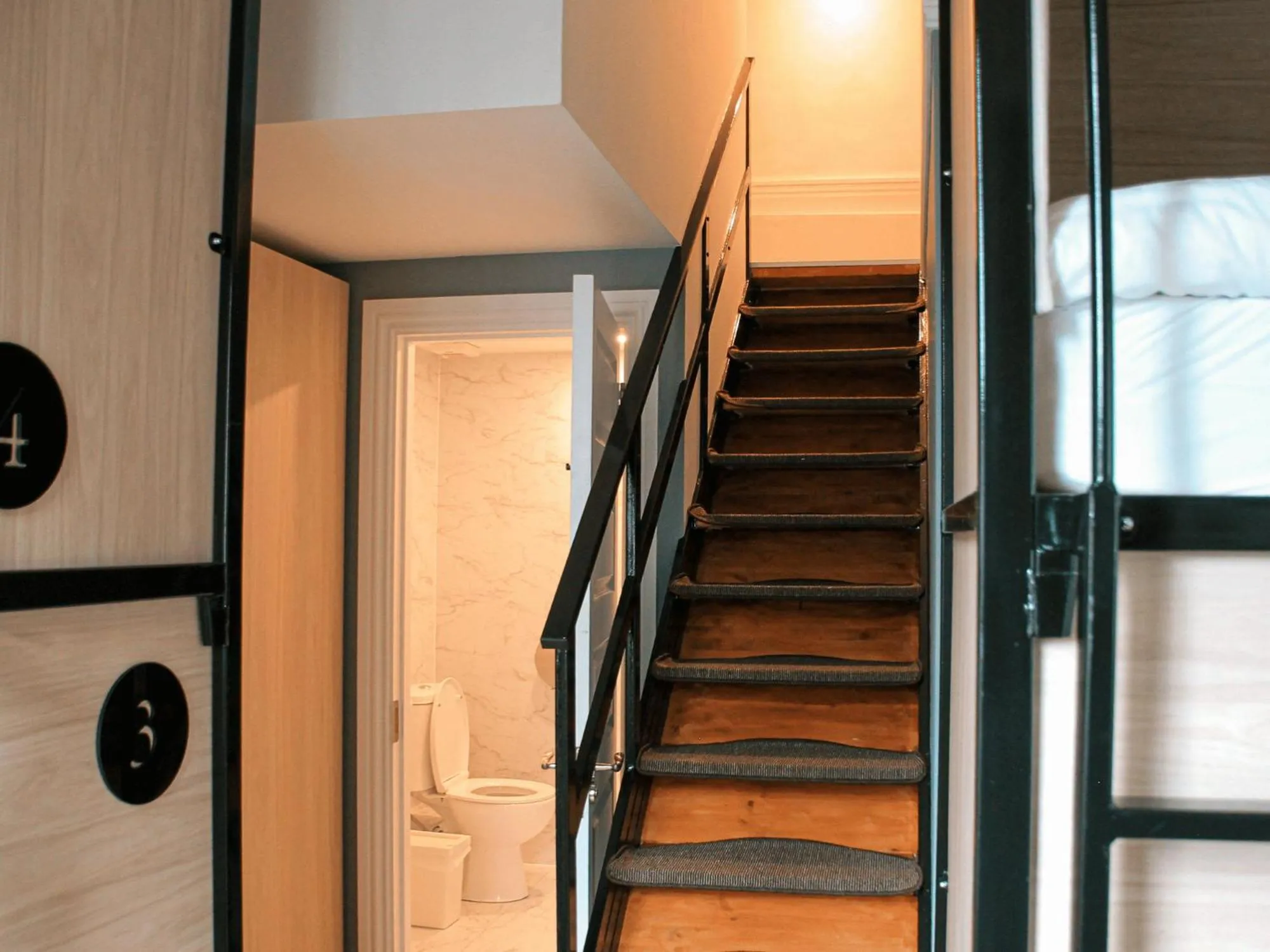 Toilet in Gardiner House Hostel