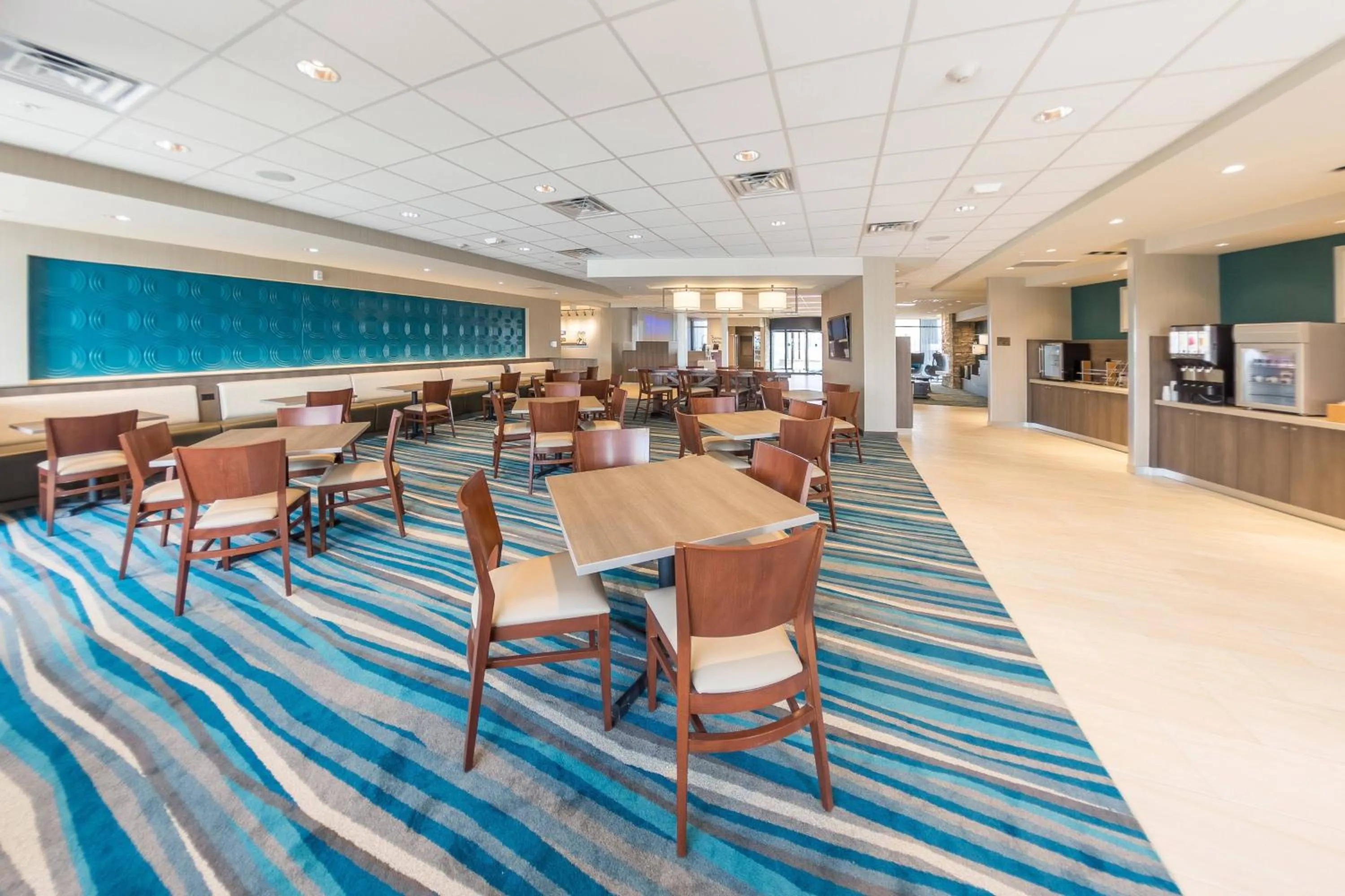 Breakfast in Fairfield Inn & Suites by Marriott Des Moines Altoona