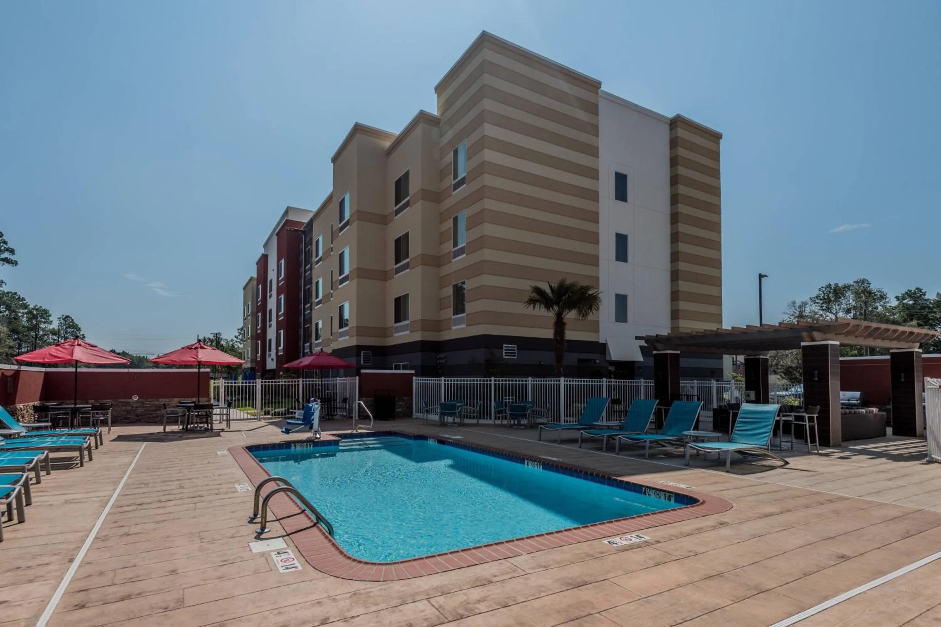 Swimming pool in Fairfield Inn & Suites by Marriott Mobile Saraland