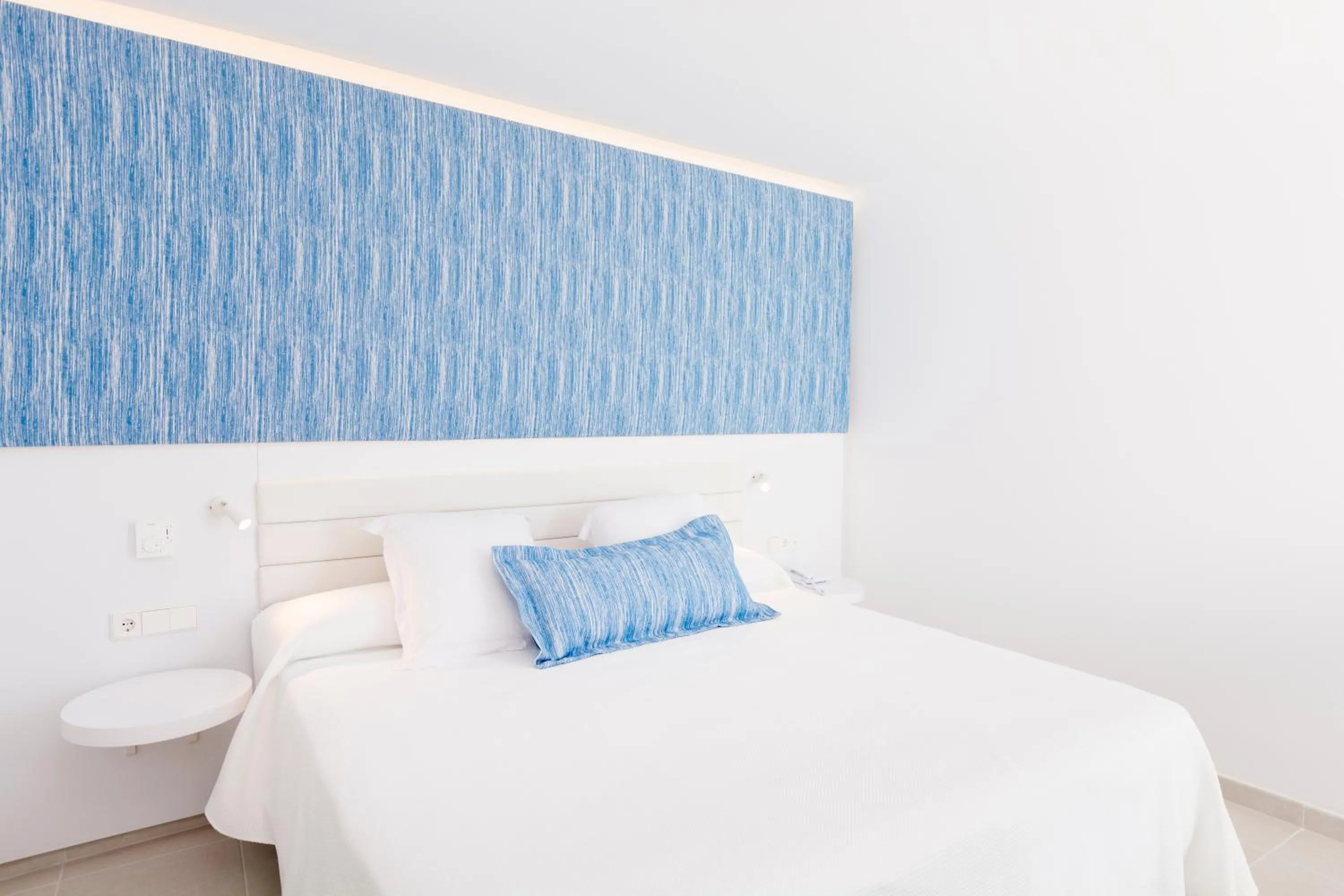 Photo of the whole room, Bed in Reverence Mare Hotel - Adults Only