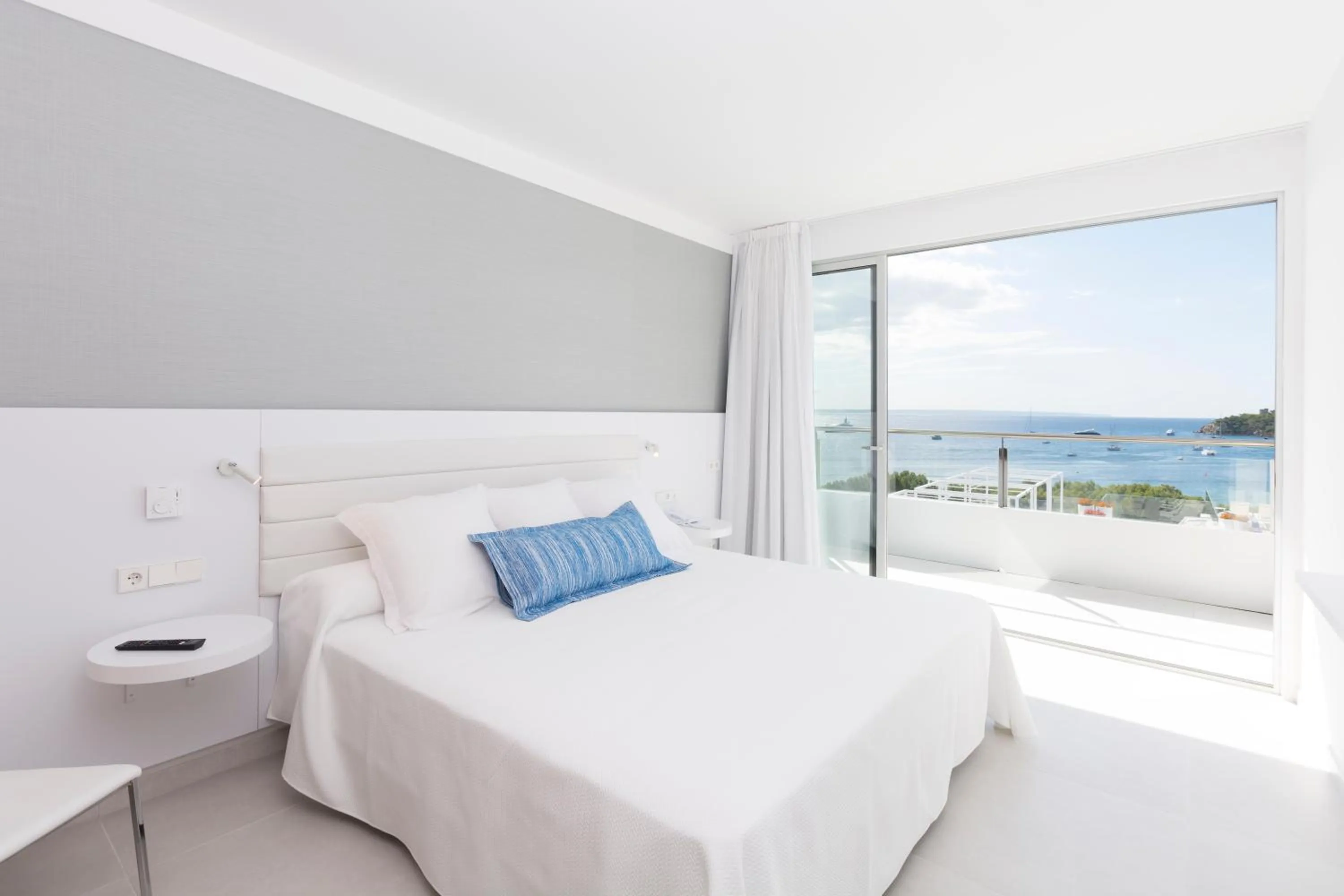 Photo of the whole room, Bed in Reverence Mare Hotel - Adults Only